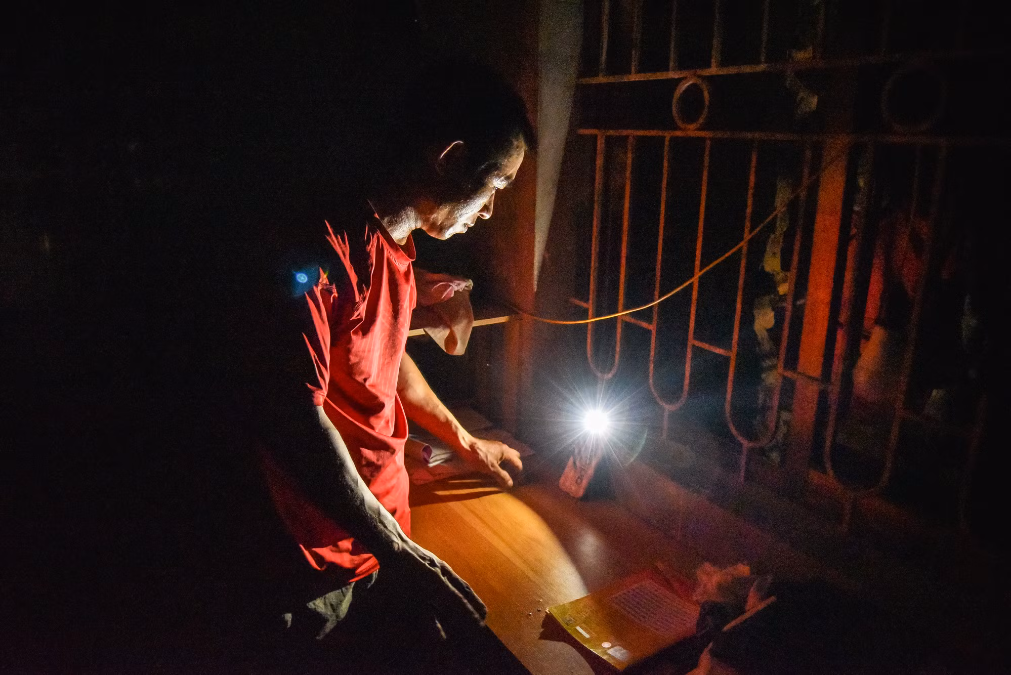“Mất điện nên tôi phải dùng đèn pin điện thoại để soi sáng trong lúc sinh hoạt, chứ không là như người mù, nhà tối om không nhìn được một cái gì. Ngày tôi phải tắm đến 3-4 lần để dịu đi cái nóng, chỉ cần ngồi một lúc thôi là người đầy mồ hôi nhễ nhại, rất khó chịu”, anh Trường chia sẻ với phóng viên.