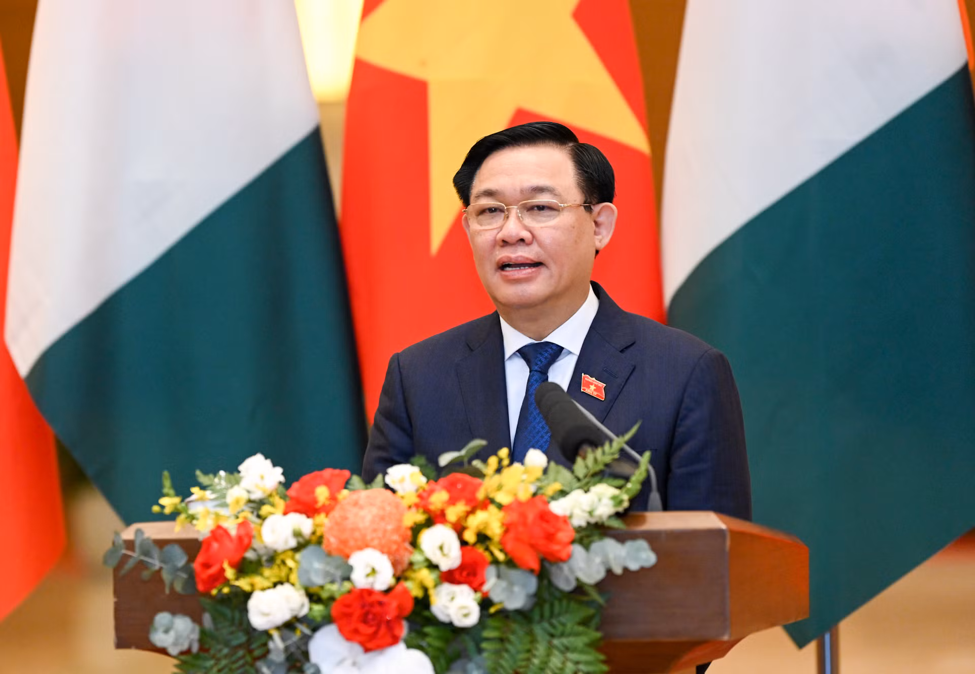 Chủ tịch Quốc hội Vương Đình Huệ chia sẻ với phóng viên báo chí về các nội dung đã thảo luận và thông qua. Chủ tịch Quốc hội Vương Đình Huệ chia sẻ với phóng viên báo chí về các nội dung đã thảo luận và thông qua.