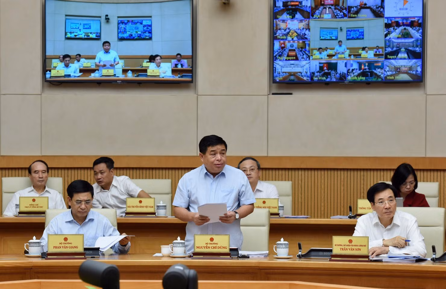 Bộ trưởng Kế hoạch và Đầu tư Nguyễn Chí Dũng trình bày khó khăn, thách thức trong thời gian qua.