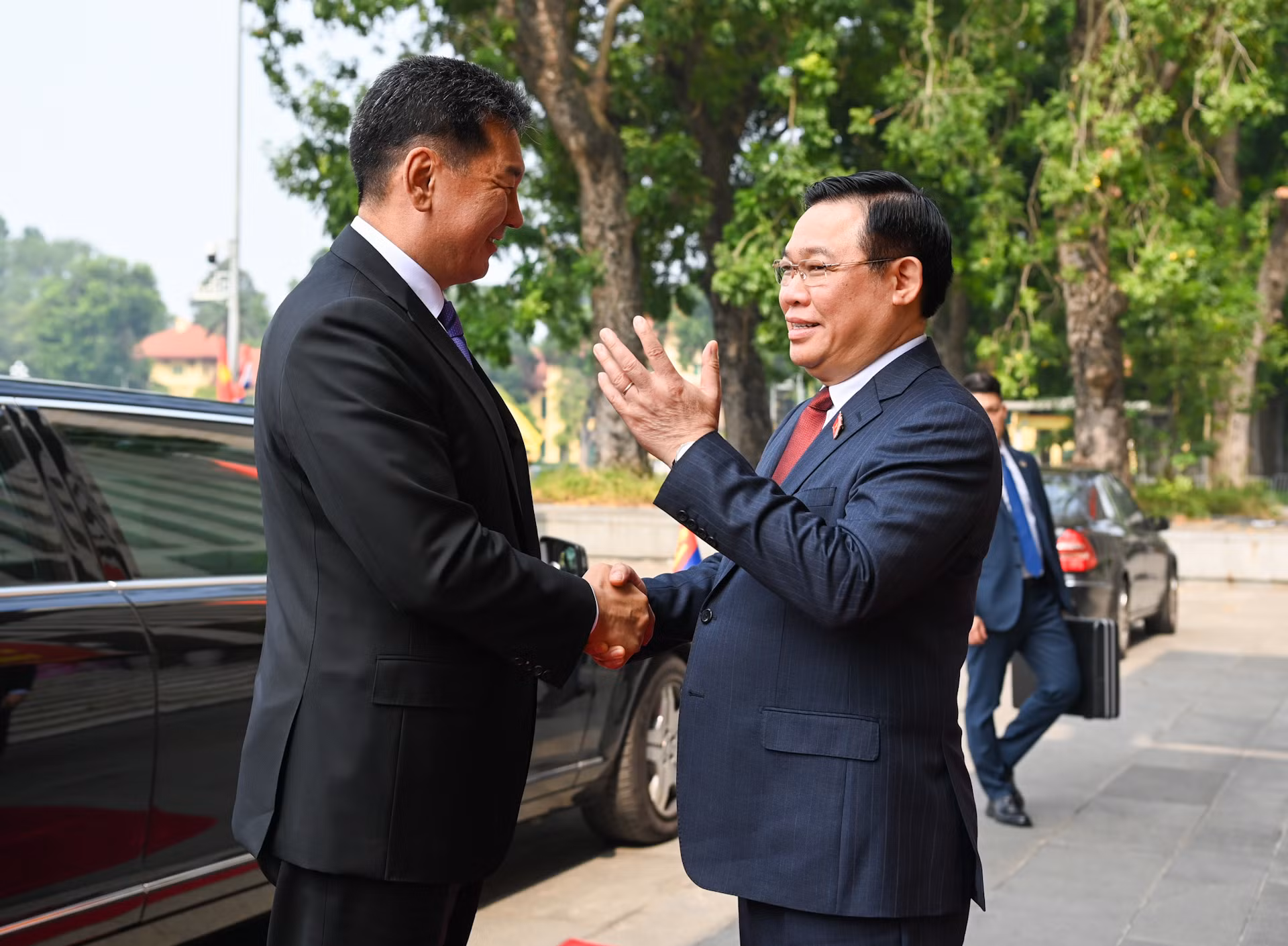 Chủ tịch Quốc hội Vương Đình Huệ chào mừng Tổng thống Mông Cổ Ukhnaagiin Khurelsukh thăm chính thức Việt Nam. Chủ tịch Quốc hội Vương Đình Huệ chào mừng Tổng thống Mông Cổ Ukhnaagiin Khurelsukh thăm chính thức Việt Nam.