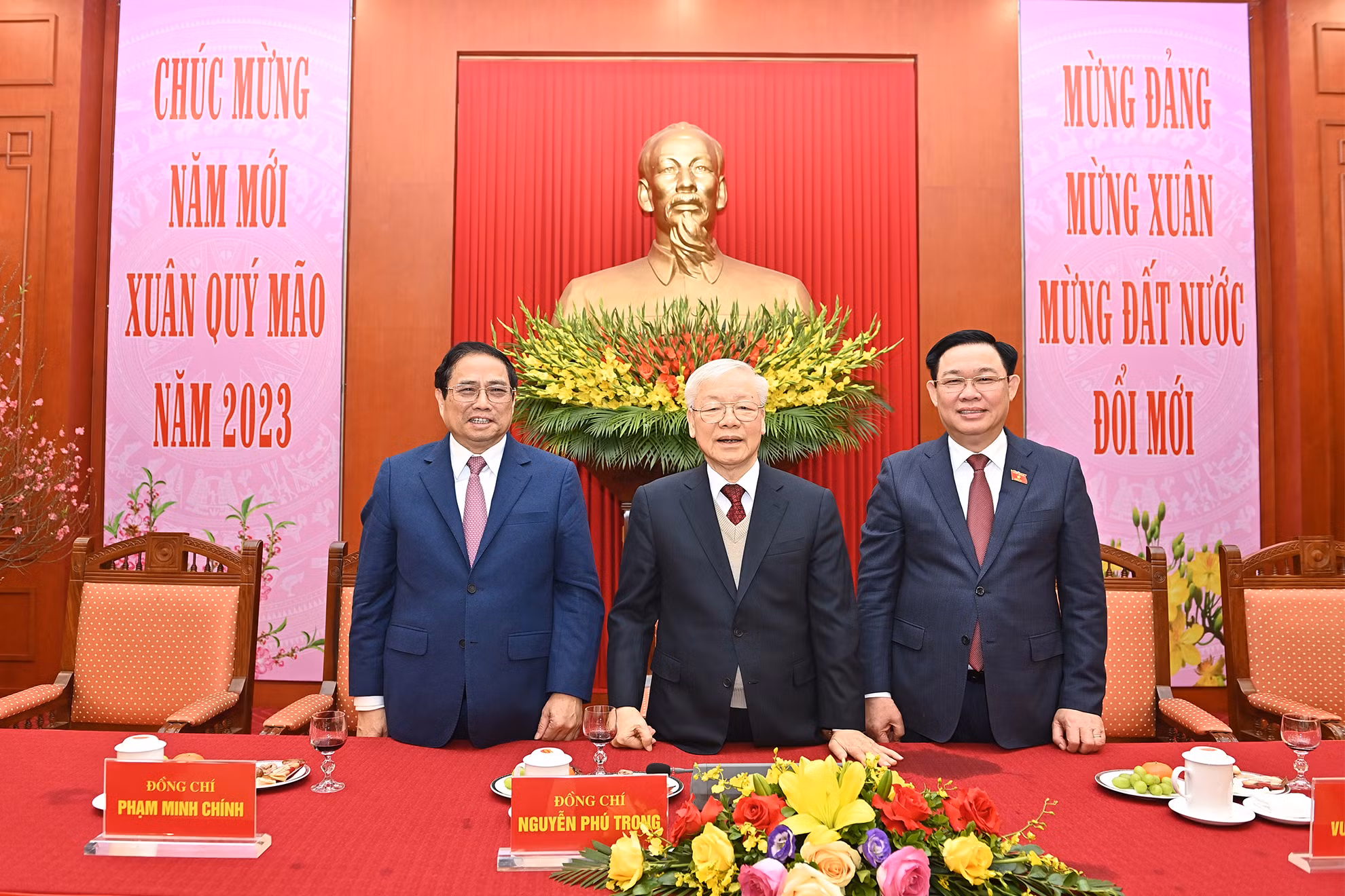 Tổng Bí thư Nguyễn Phú Trọng, Thủ tướng Chính phủ Phạm Minh Chính và Chủ tịch Quốc hội Vương Đình Huệ tại buổi chúc Tết.
