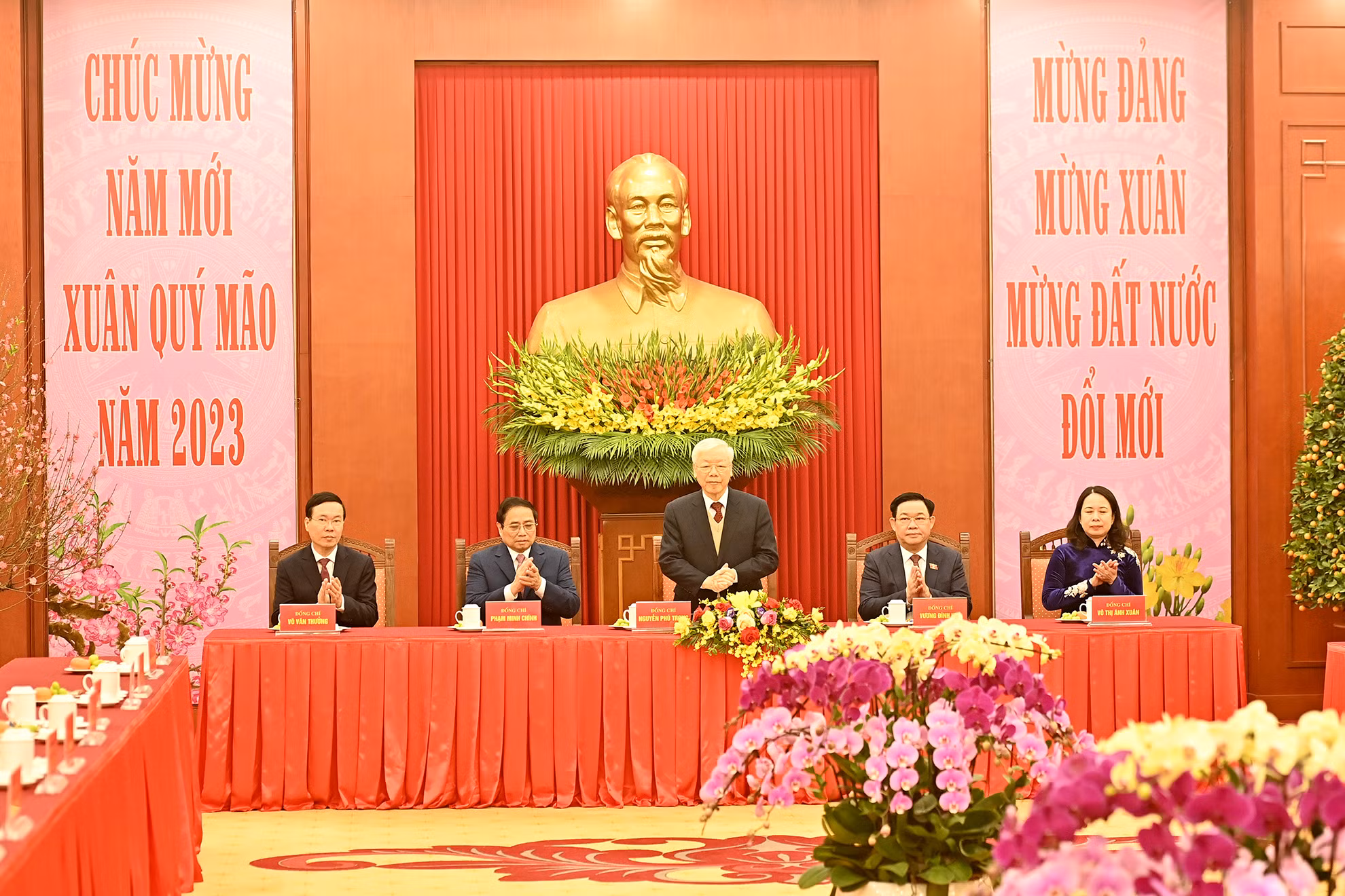 Tổng Bí thư Nguyễn Phú Trọng cùng các đồng chí lãnh đạo Đảng, Nhà nước dự chúc Tết.