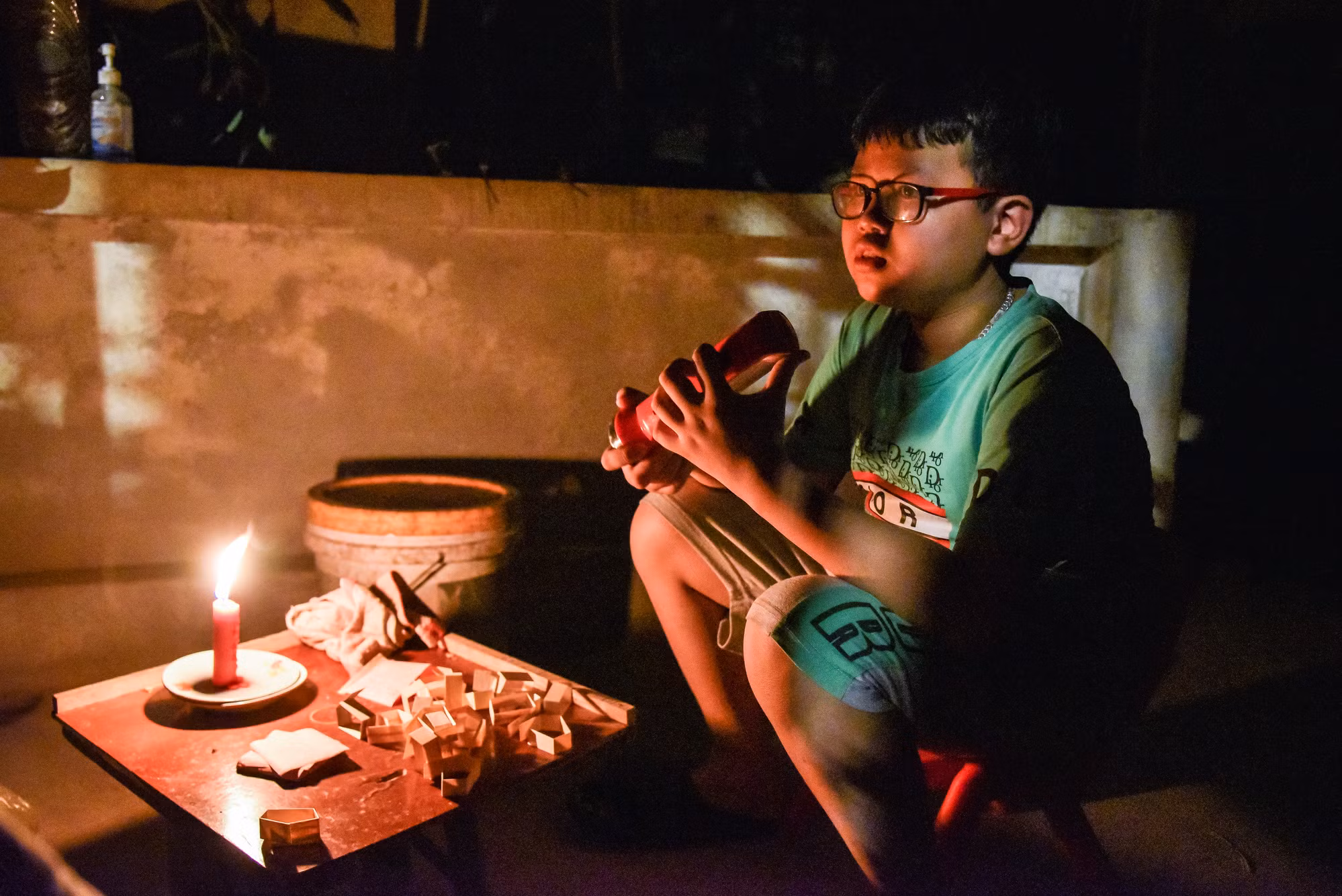 Huy Phước (11 tuổi) được bố mẹ cho về nhà ông bà nội chơi nhân dịp nghỉ hè, nhưng hôm nay em đã phải di chuyển qua nhà người thân 3 lần để tránh nóng. “Buổi sáng em được bà đưa qua nhà bác chơi vì bên đó có điện, đến 10 giờ sáng khu đó lại mất điện nên bà đưa em về nhà dì. Đầu giờ chiều nhà dì cũng bị mất điện nên em và bà đành phải quay về nhà”, Phước cho biết.