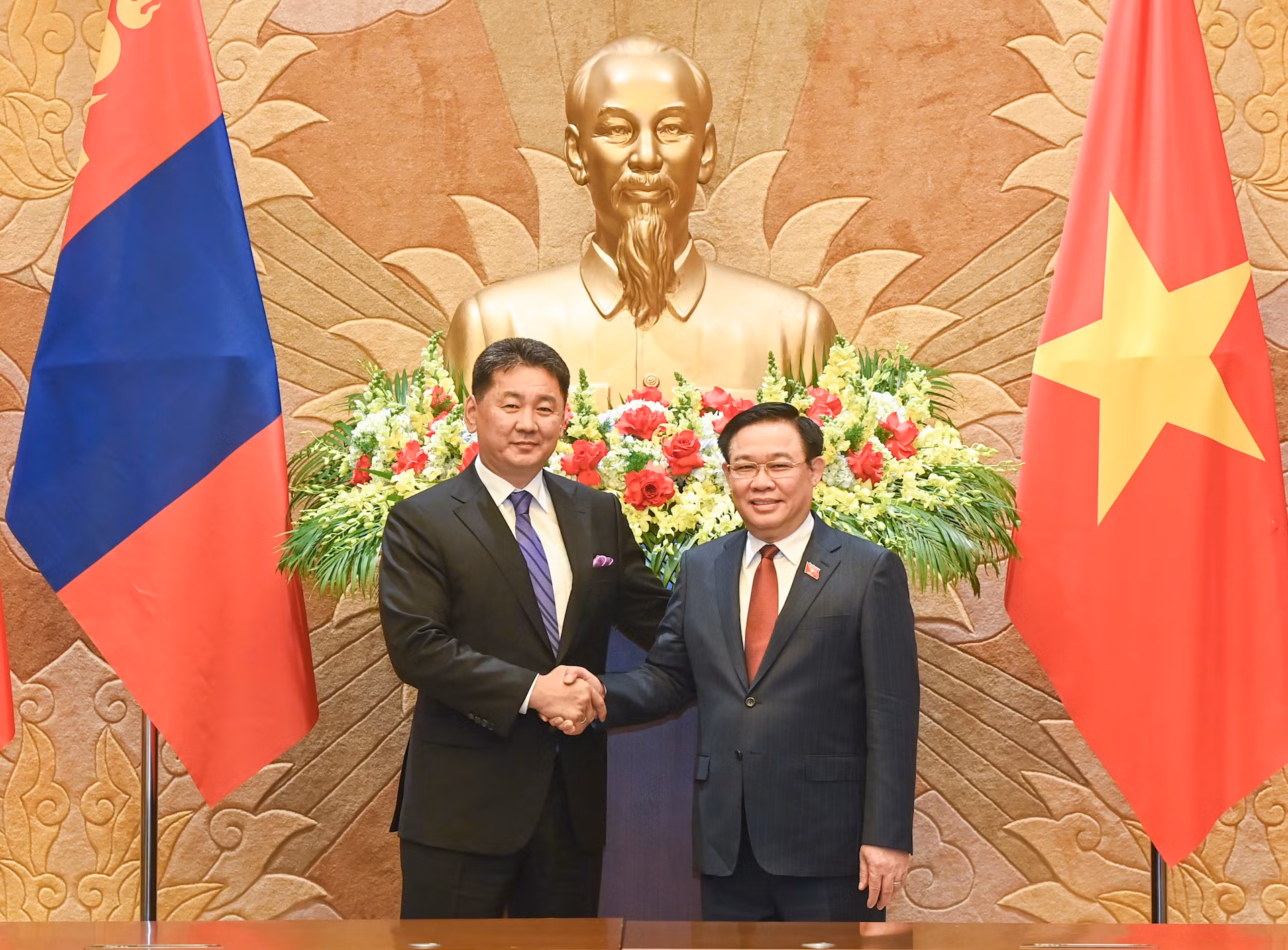 Chủ tịch Quốc hội Vương Đình Huệ và Tổng thống Mông Cổ Ukhnaagiin Khurelsukh tại buổi hội kiến. Chủ tịch Quốc hội Vương Đình Huệ và Tổng thống Mông Cổ Ukhnaagiin Khurelsukh tại buổi hội kiến.