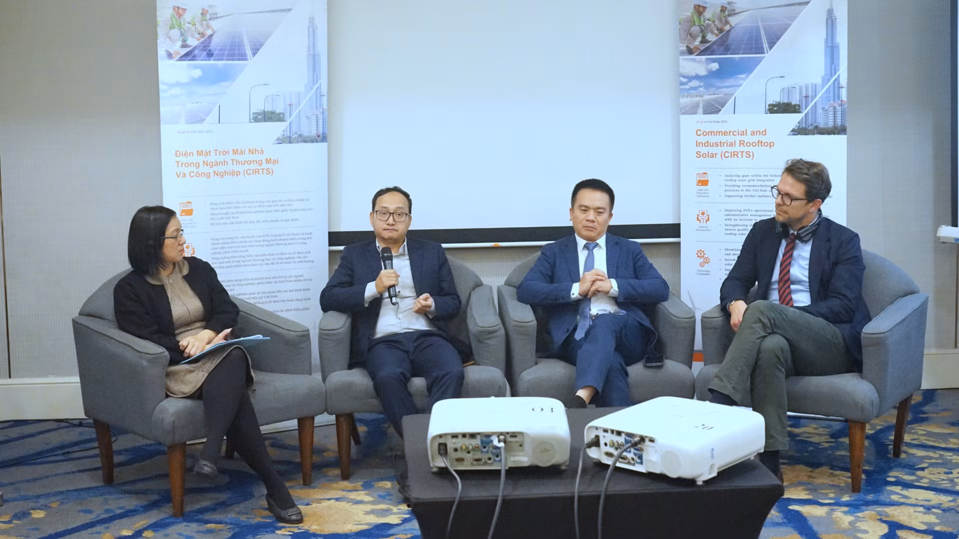 Các chuyên gia, diễn giả trao đổi về cơ hội và thách thức của điện mặt trời mái nhà tại Việt Nam. (Ảnh: TRUNG HƯNG)