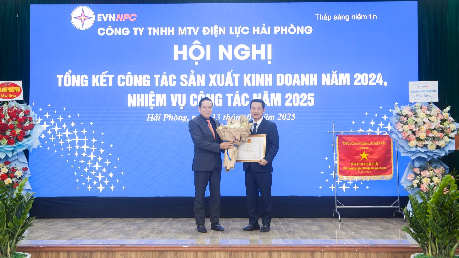 Lãnh đạo NPC miền bắc tặng cờ thi đua xuất sắc của Tổng công ty Điện lực miền bắc cho ông Nguyễn Hữu Hưởng, Chủ tịch kiêm Giám đốc Công ty Điện Hải Phòng. Lãnh đạo NPC miền bắc tặng cờ thi đua xuất sắc của Tổng công ty Điện lực miền bắc cho ông Nguyễn Hữu Hưởng, Chủ tịch kiêm Giám đốc Công ty Điện Hải Phòng.