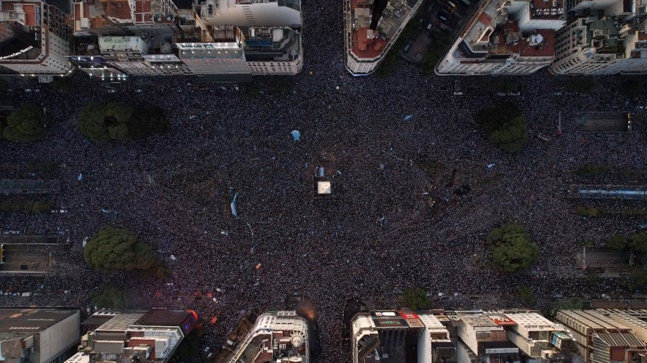 Hàng nghìn cổ động viên chật kín đại lộ 9 de Julio ăn mừng chiến thắng của Argentina. (Ảnh: Buenos Aires Times) Hàng nghìn cổ động viên chật kín đại lộ 9 de Julio ăn mừng chiến thắng của Argentina. (Ảnh: Buenos Aires Times)