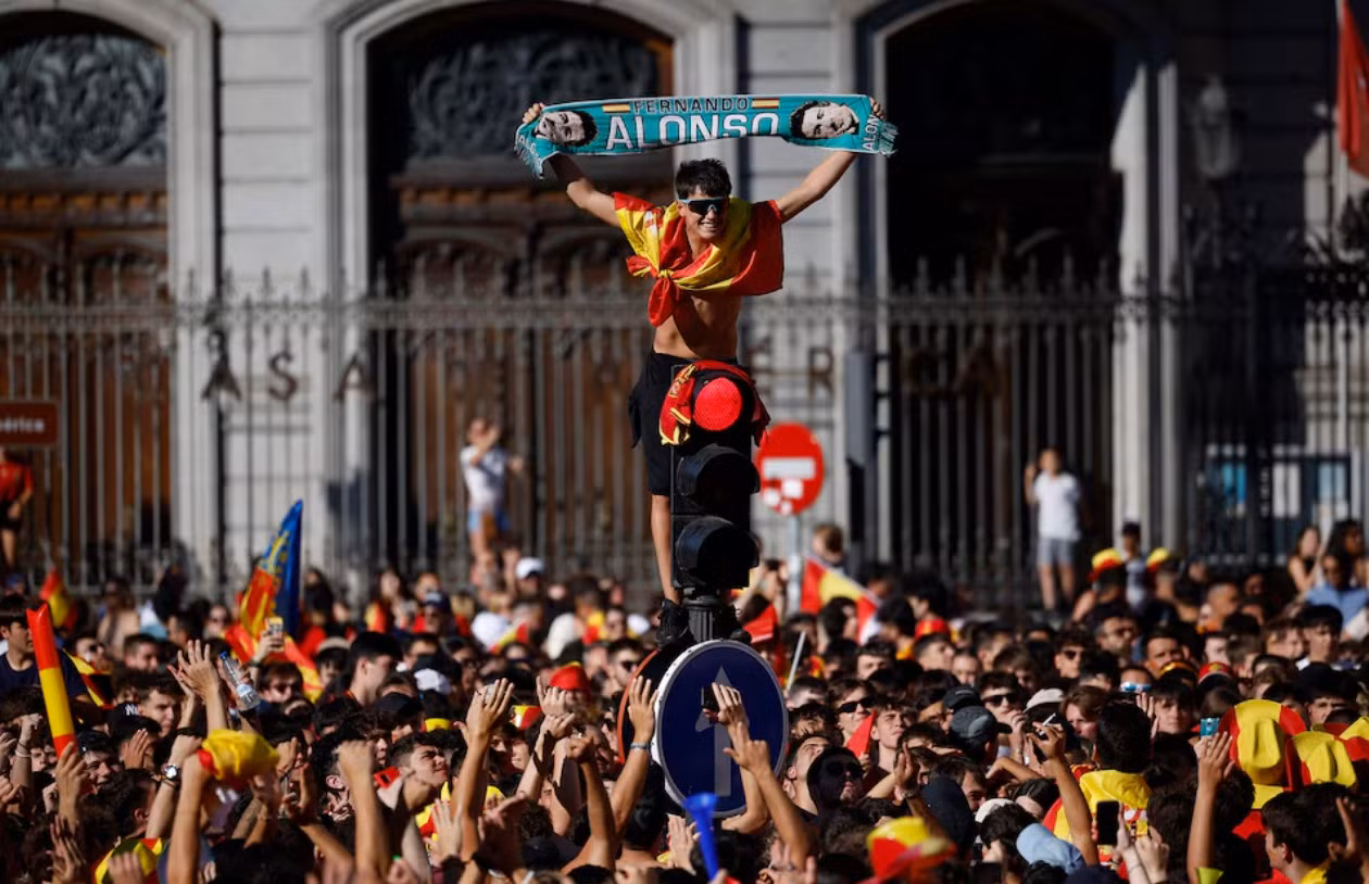Quảng trường Plaza Cibeles chật kín người hâm mộ Tây Ban Nha mừng chức vô địch EURO 2024. (Ảnh: Reuters) Quảng trường Plaza Cibeles chật kín người hâm mộ Tây Ban Nha mừng chức vô địch EURO 2024. (Ảnh: Reuters)