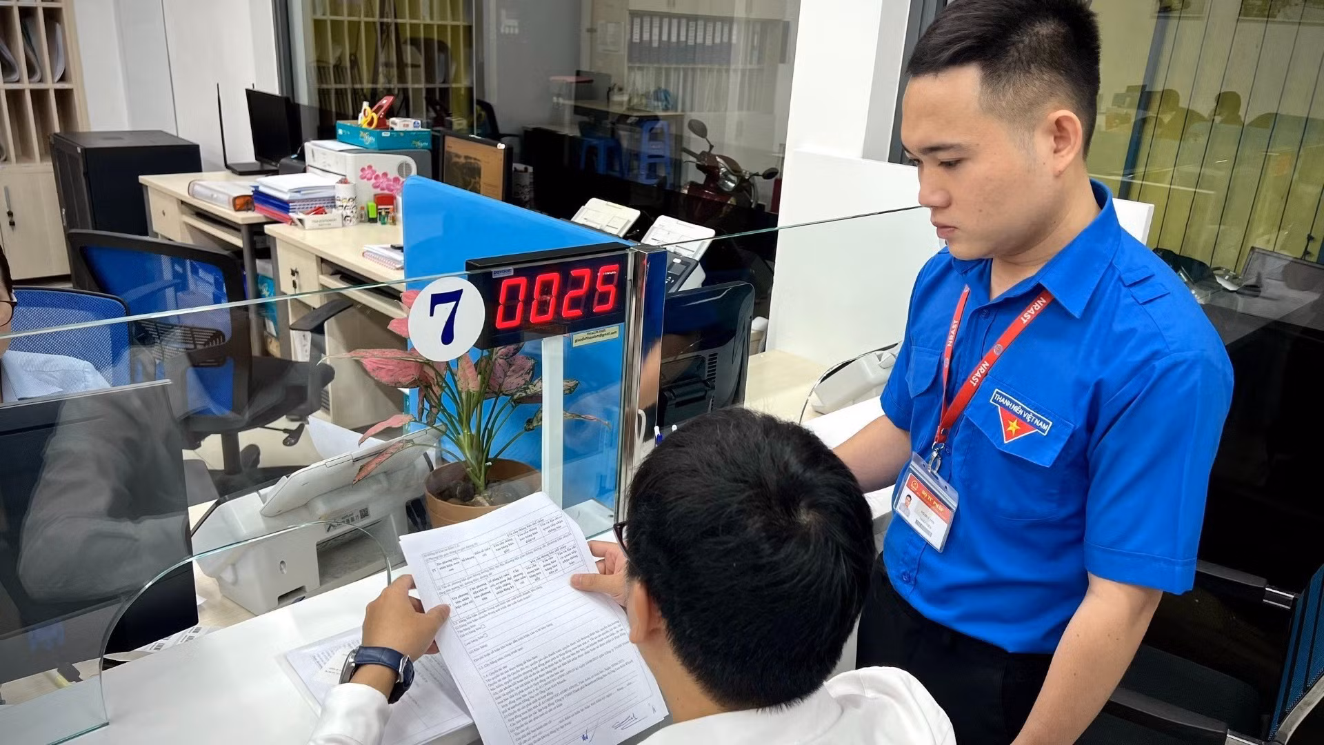 Đoàn viên thanh niên tham gia hỗ trợ người dân, doanh nghiệp thực hiện các dịch vụ công. (Ảnh: Bộ Tư pháp)