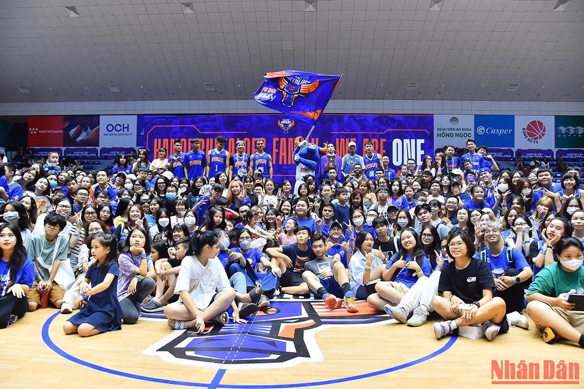 Còn với Hanoi Buffaloes, nửa xanh Thủ đô vẫn còn trận đấu quan trọng, quyết định các cặp đấu tại vòng bán kết với đội chủ nhà Ho Chi Minh City Wings vào ngày 17/8 tới đây. Hanoi Buffaloes sẽ phải cải thiện phong độ phập phù đã diễn ra trong suốt cả vòng bảng đã qua nếu muốn nghĩ tới chức vô địch của mùa giải năm nay. Còn với Hanoi Buffaloes, nửa xanh Thủ đô vẫn còn trận đấu quan trọng, quyết định các cặp đấu tại vòng bán kết với đội chủ nhà Ho Chi Minh City Wings vào ngày 17/8 tới đây. Hanoi Buffaloes sẽ phải cải thiện phong độ phập phù đã diễn ra trong suốt cả vòng bảng đã qua nếu muốn nghĩ tới chức vô địch của mùa giải năm nay.