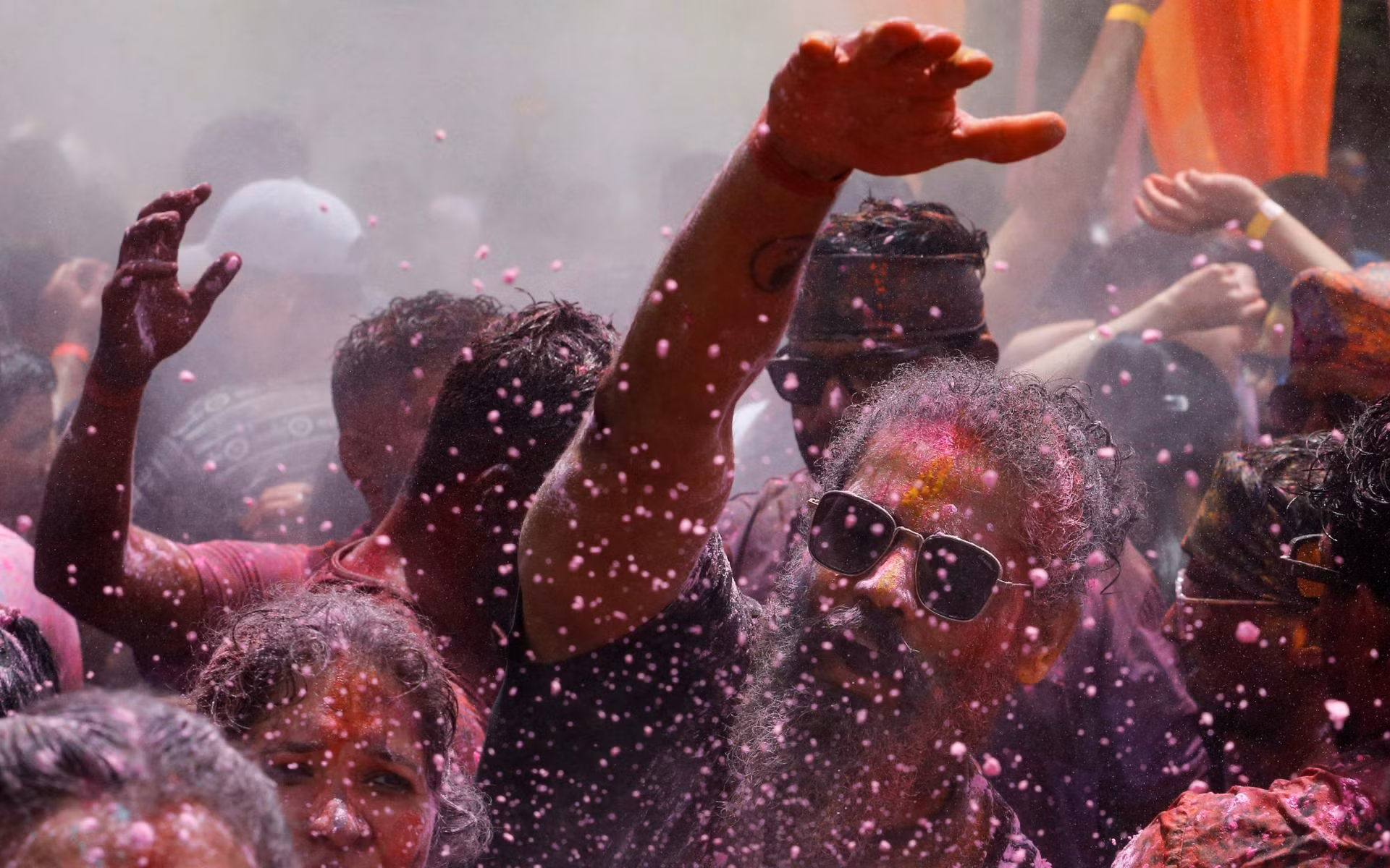 Người dân phủ đầy bột màu tham gia Lễ hội Holi ở Nairobi, Kenya. (Ảnh: Reuters)