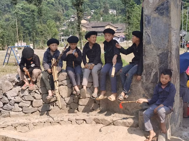 Tác phẩm được bình chọn nhiều nhất: "Fellowship of Young H'mong Men" - Meynardo LB. Montealegre (Đại sứ Philippines tại Việt Nam). Tác phẩm được bình chọn nhiều nhất: "Fellowship of Young H'mong Men" - Meynardo LB. Montealegre (Đại sứ Philippines tại Việt Nam).