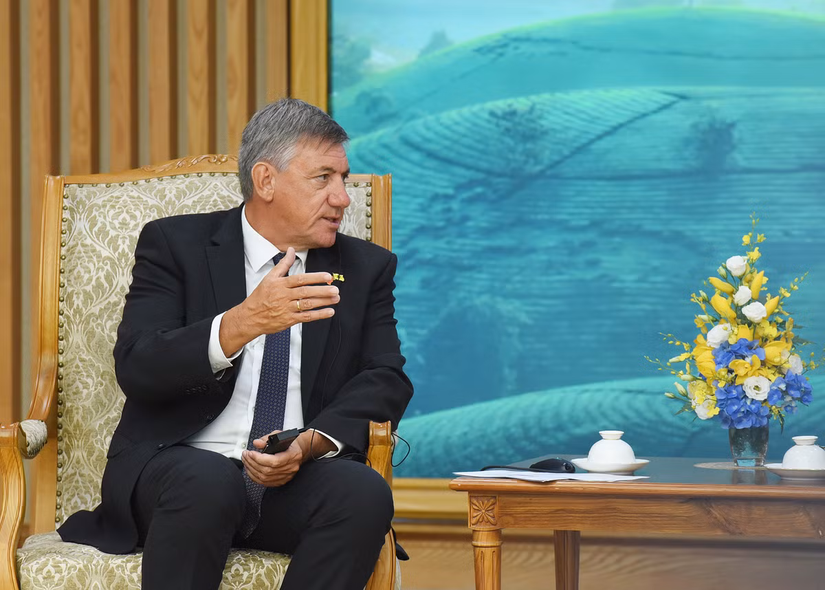 Ông Jan Jambon, Bộ trưởng-Thủ hiến Chính phủ kiêm Bộ trưởng Ngoại giao, Văn hóa, Công nghệ thông tin và Quản lý cơ sở vật chất vùng Flanders, Vương Quốc Bỉ phát biểu tại buổi tiếp. Ông Jan Jambon, Bộ trưởng-Thủ hiến Chính phủ kiêm Bộ trưởng Ngoại giao, Văn hóa, Công nghệ thông tin và Quản lý cơ sở vật chất vùng Flanders, Vương Quốc Bỉ phát biểu tại buổi tiếp.