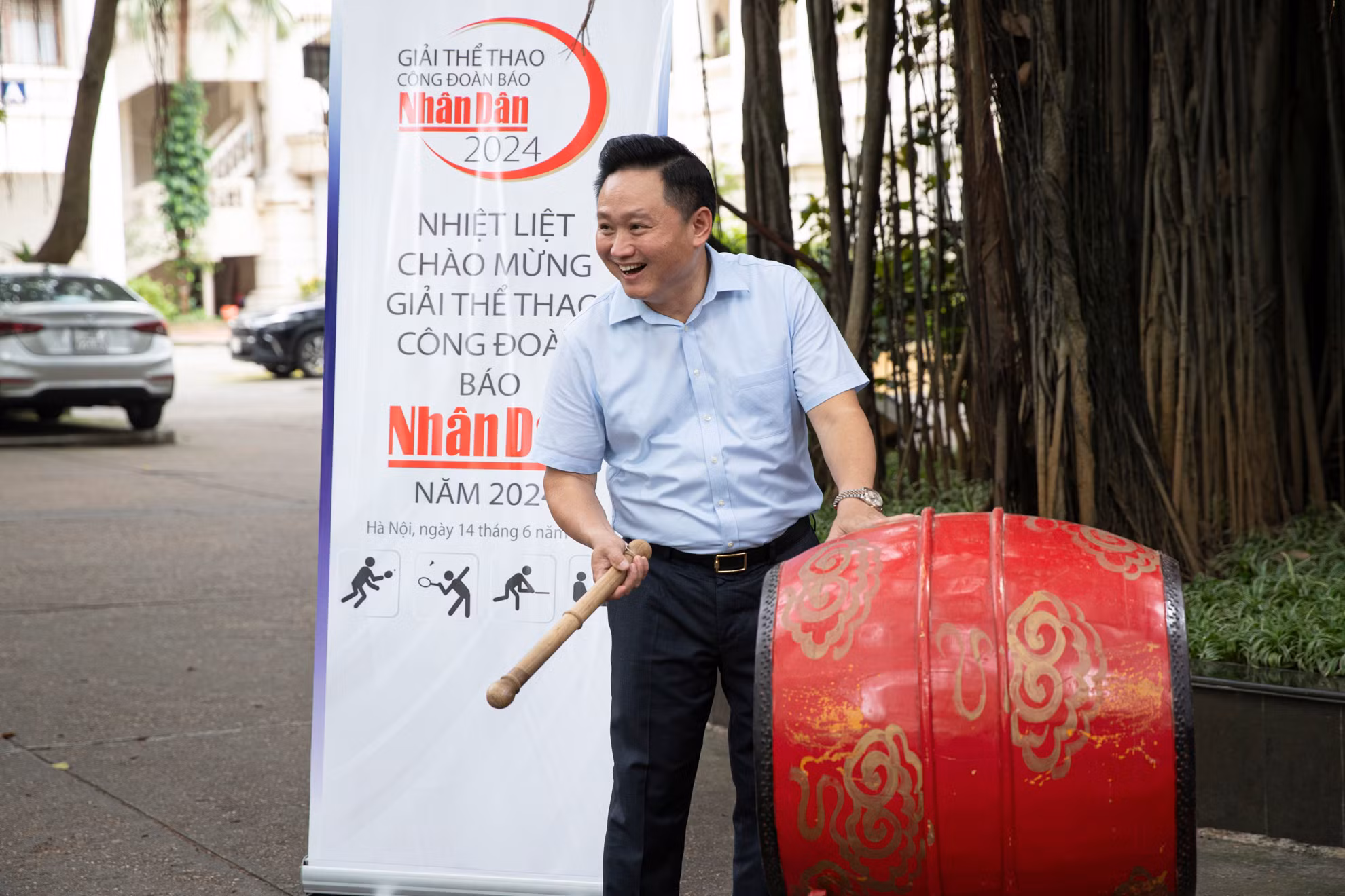 Phó Tổng Biên tập Báo Nhân Dân Phan Văn Hùng đánh trống khai mạc Giải thể thao Công đoàn Báo Nhân Dân năm 2024.