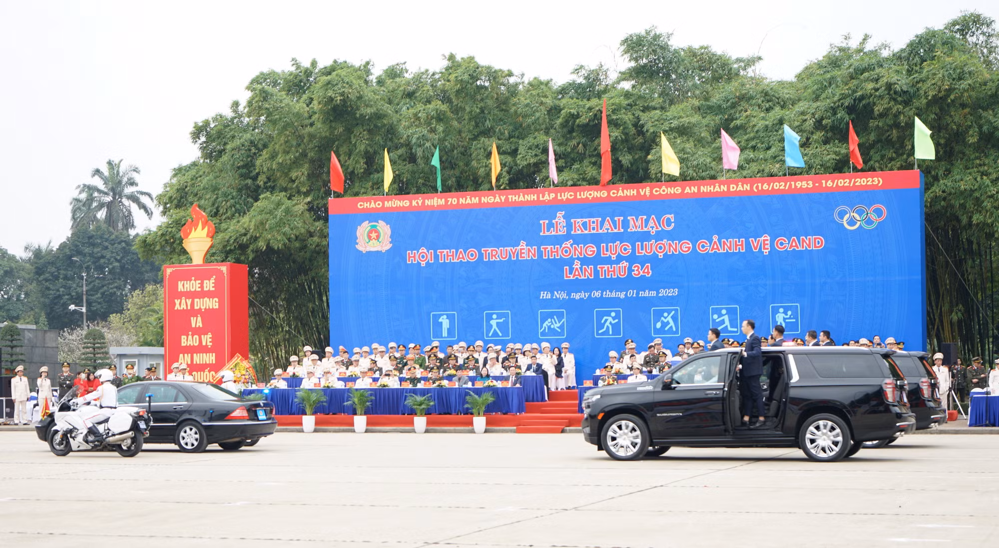 Đoàn xe hộ tống yếu nhân trong phần diễu hành tại lễ khai mạc Hội thao. (Ảnh: TRUNG HƯNG) Đoàn xe hộ tống yếu nhân trong phần diễu hành tại lễ khai mạc Hội thao. (Ảnh: TRUNG HƯNG)