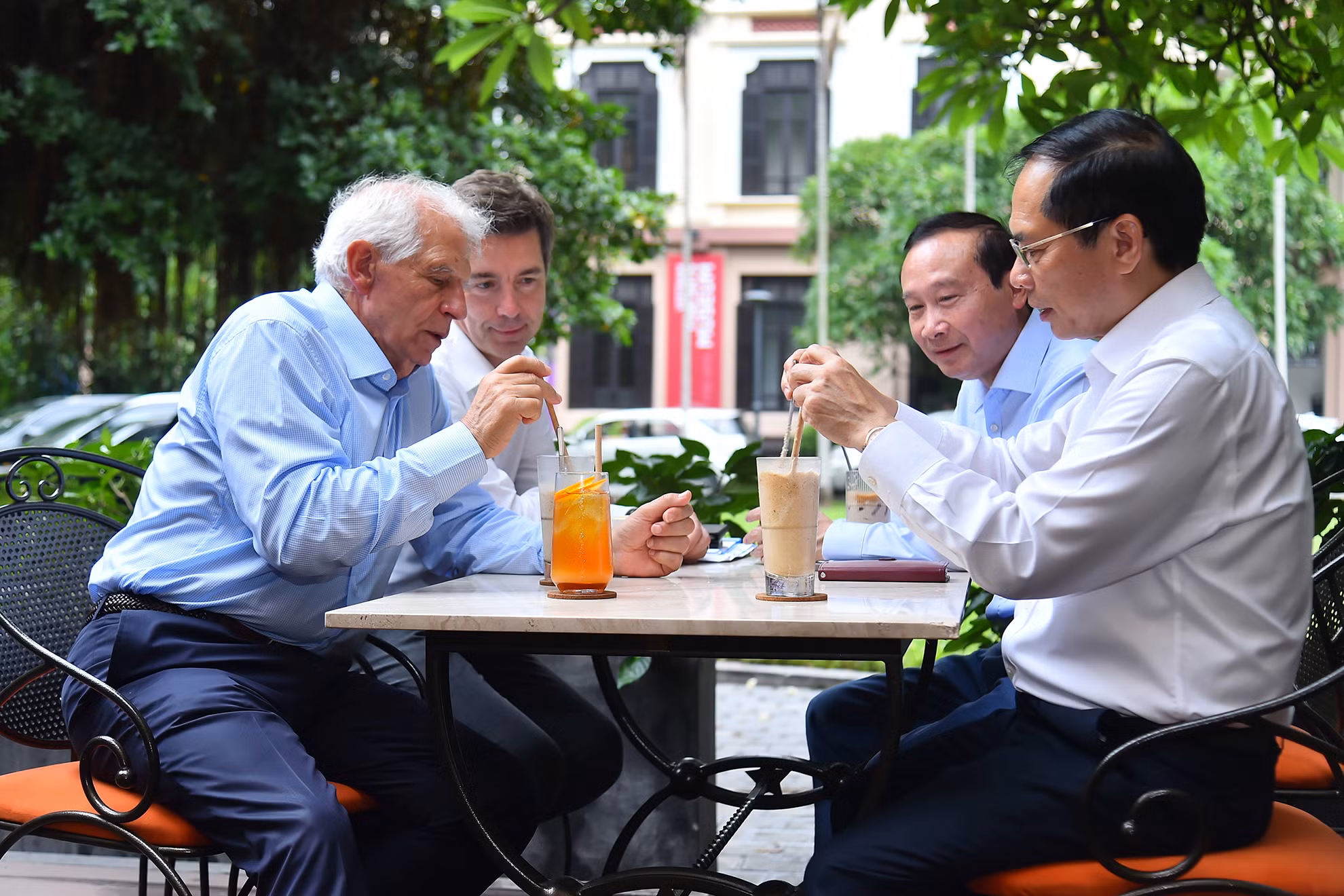 Bộ trưởng Ngoại giao Bùi Thanh Sơn giới thiệu với Phó Chủ tịch Ủy ban châu Âu Josep Borell Fontelles về các thức uống đặc trưng của Việt Nam.