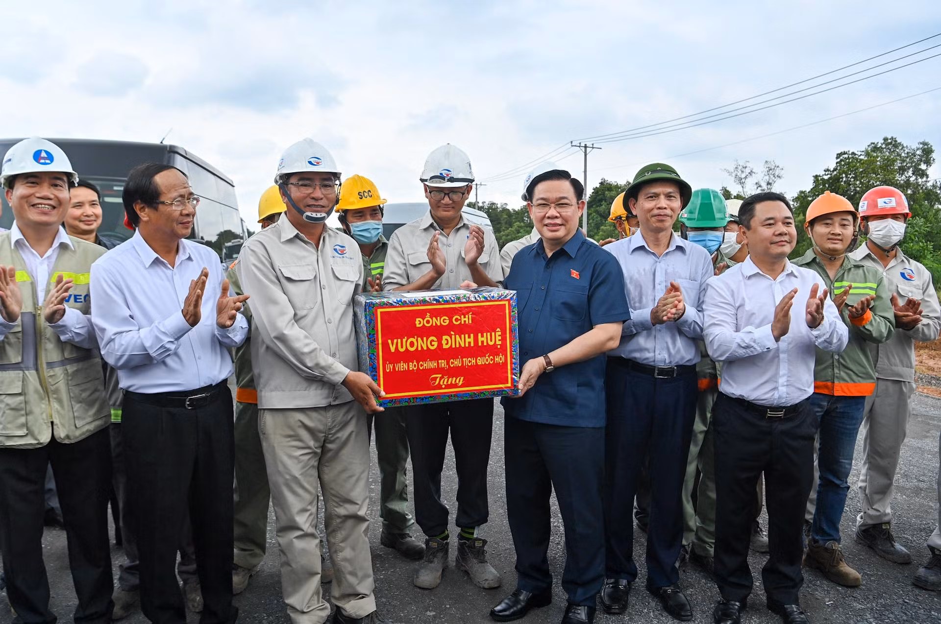Chủ tịch Quốc hội Vương Đình Huệ tặng quà cho các nhà thầu thi công đường cao tốc Bến Lức-Long Thành.