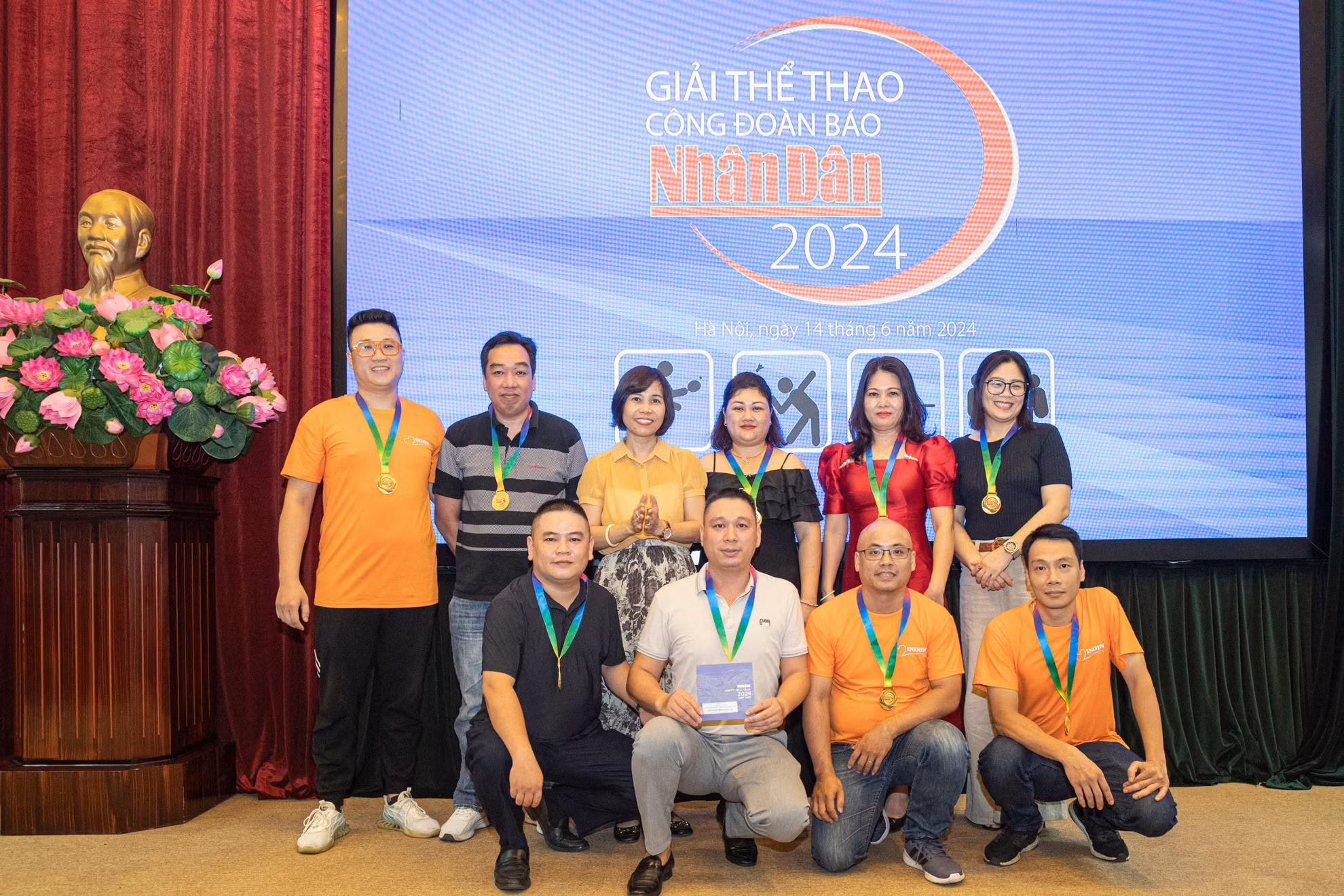 Chủ tịch Công đoàn Báo Nhân Dân Trần Thị Kiều Thanh Bình trao giải Nhất môn kéo co tặng Công đoàn Công ty TNHH MTV In Báo Nhân Dân Hà Nội.