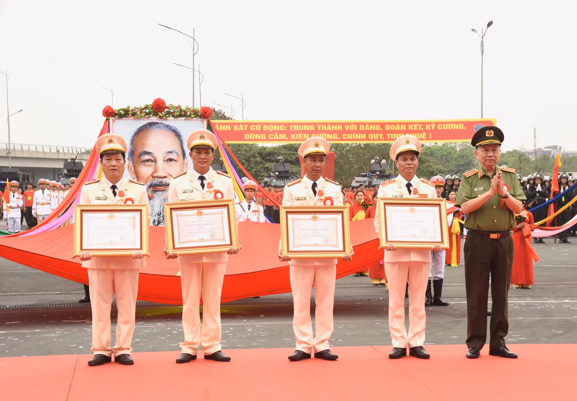 Đại tướng Tô Lâm, Ủy viên Bộ Chính trị, Bí thư Đảng ủy Công an Trung ương, Bộ trưởng Công an trao Huân chương Chiến công hạng Nhất và hạng Nhì cho các cá nhân có thành tích xuất sắc. Đại tướng Tô Lâm, Ủy viên Bộ Chính trị, Bí thư Đảng ủy Công an Trung ương, Bộ trưởng Công an trao Huân chương Chiến công hạng Nhất và hạng Nhì cho các cá nhân có thành tích xuất sắc.