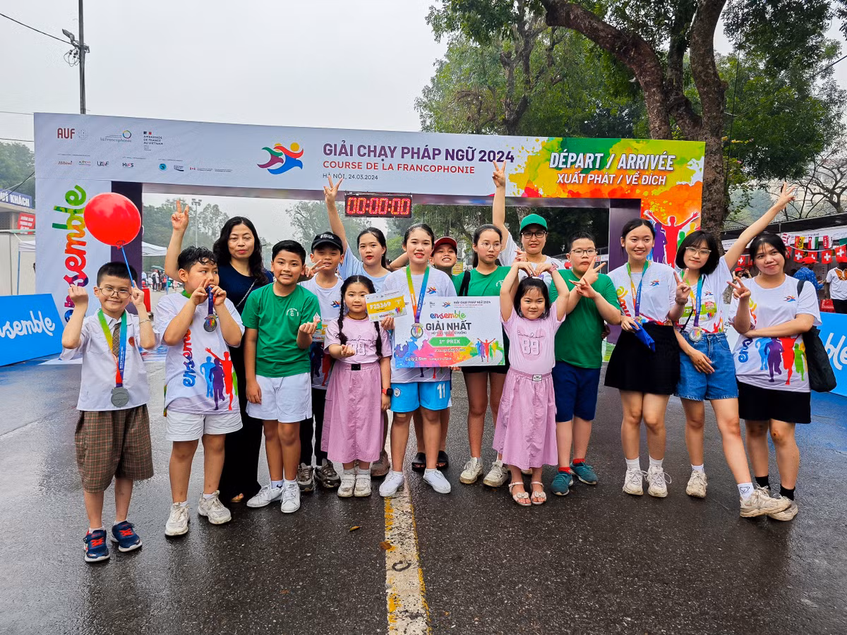Đây là một trong những giải chạy phong trào có cơ cấu giải thưởng phong phú nhất, với tổng cộng 37 giải. Trong ảnh, trao giải Nhất cự ly 2,5km cho nhà vô địch nữ hạng mục dưới 12 tuổi. (Ảnh: GIANG KHÔI)