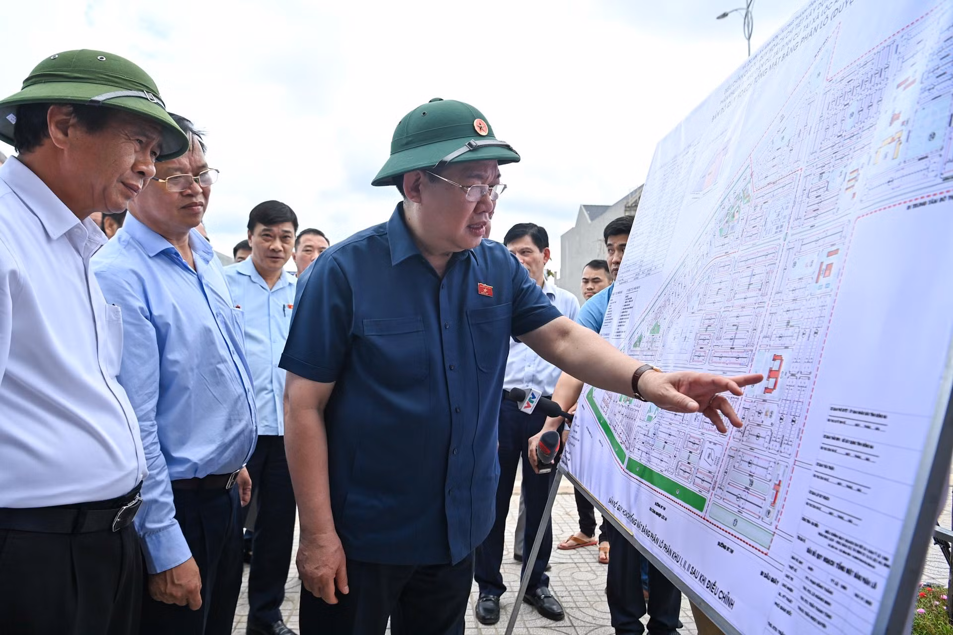 Chủ tịch Quốc hội Vương Đình Huệ xem bản đồ quy hoạch khu tái định cư sân bay Long Thành.