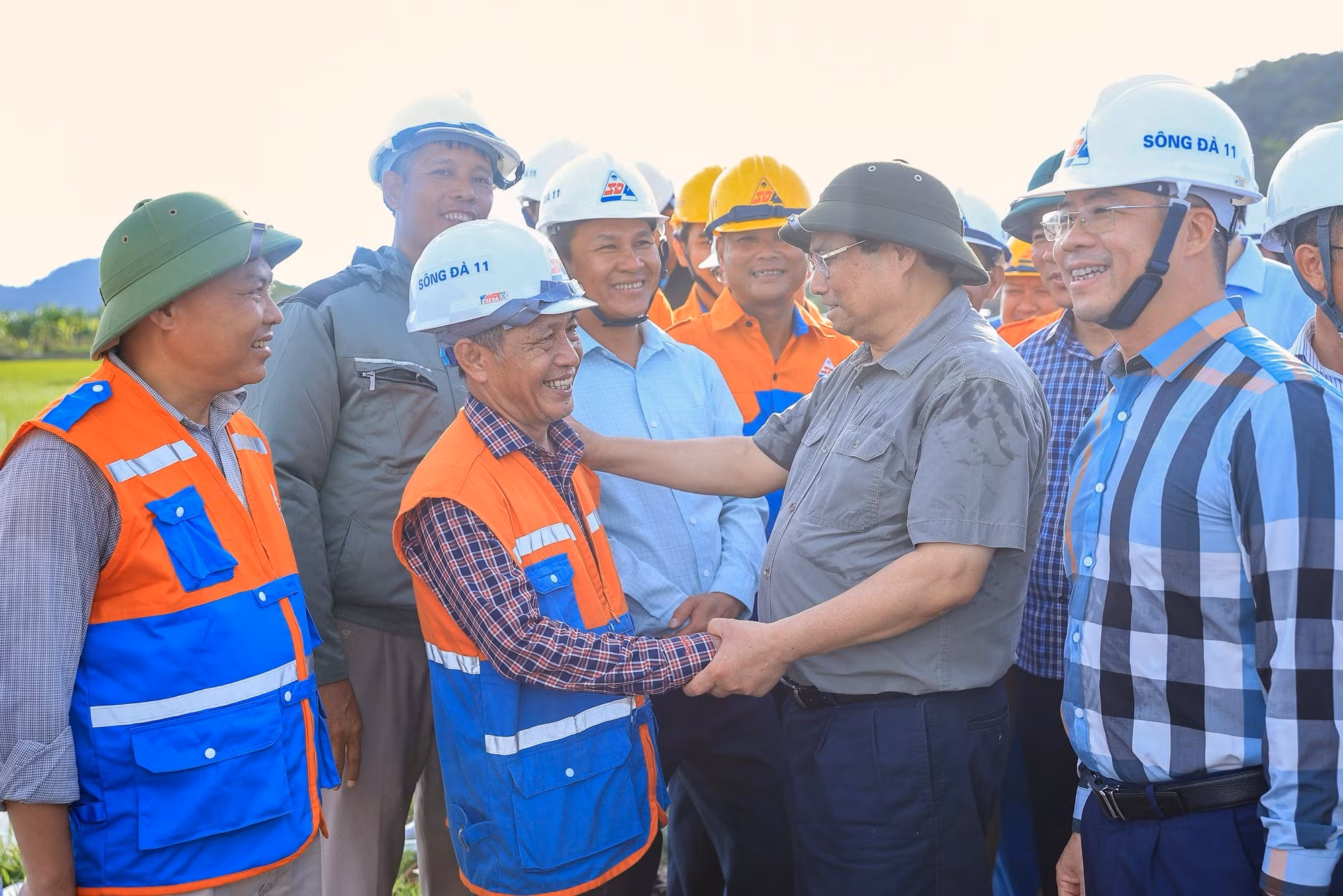 Thủ tướng Chính phủ Phạm Minh Chính thăm, động viên cán bộ, công nhân Sông Đà 11 và các đơn vị trên công trường thi công kéo dây khoảng néo 109-117 thuộc dự án thành phần Thanh Hóa-Nhà máy nhiệt điện Nam Định I. (Ảnh: VGP) Thủ tướng Chính phủ Phạm Minh Chính thăm, động viên cán bộ, công nhân Sông Đà 11 và các đơn vị trên công trường thi công kéo dây khoảng néo 109-117 thuộc dự án thành phần Thanh Hóa-Nhà máy nhiệt điện Nam Định I. (Ảnh: VGP)