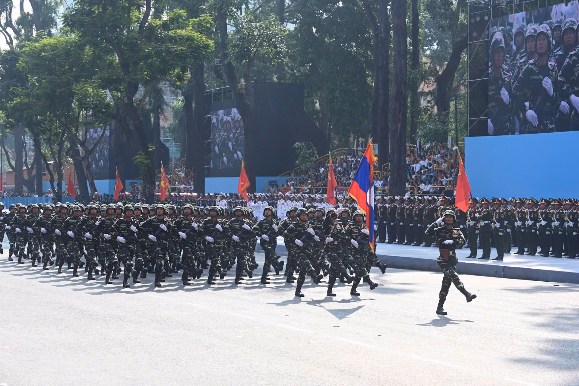 Lực lượng Quân đội nhân dân Lào. (Ảnh: DUY LINH)