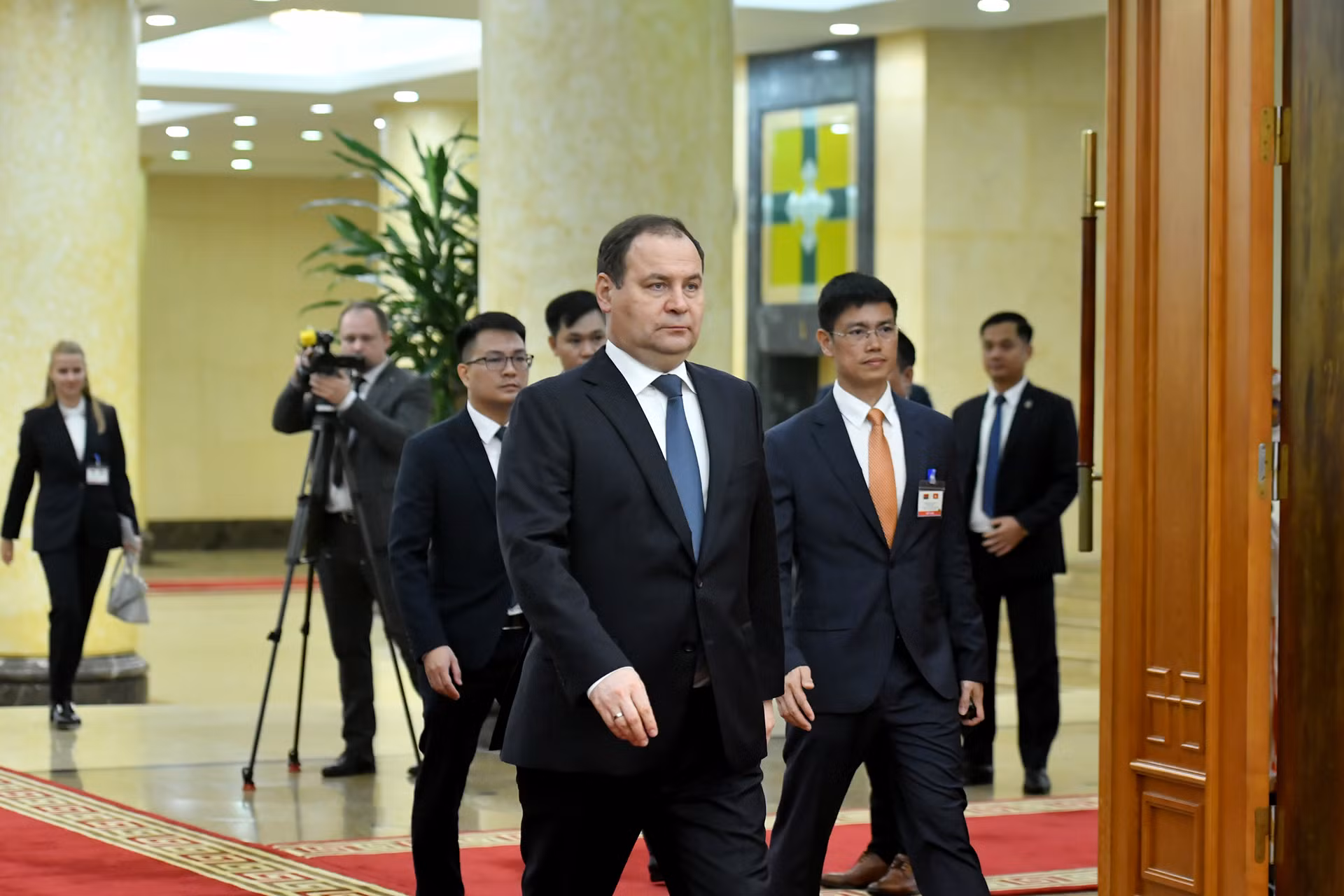 Thủ tướng Cộng hòa Belarus Roman Golovchenko đến Trụ sở Trung ương Đảng.