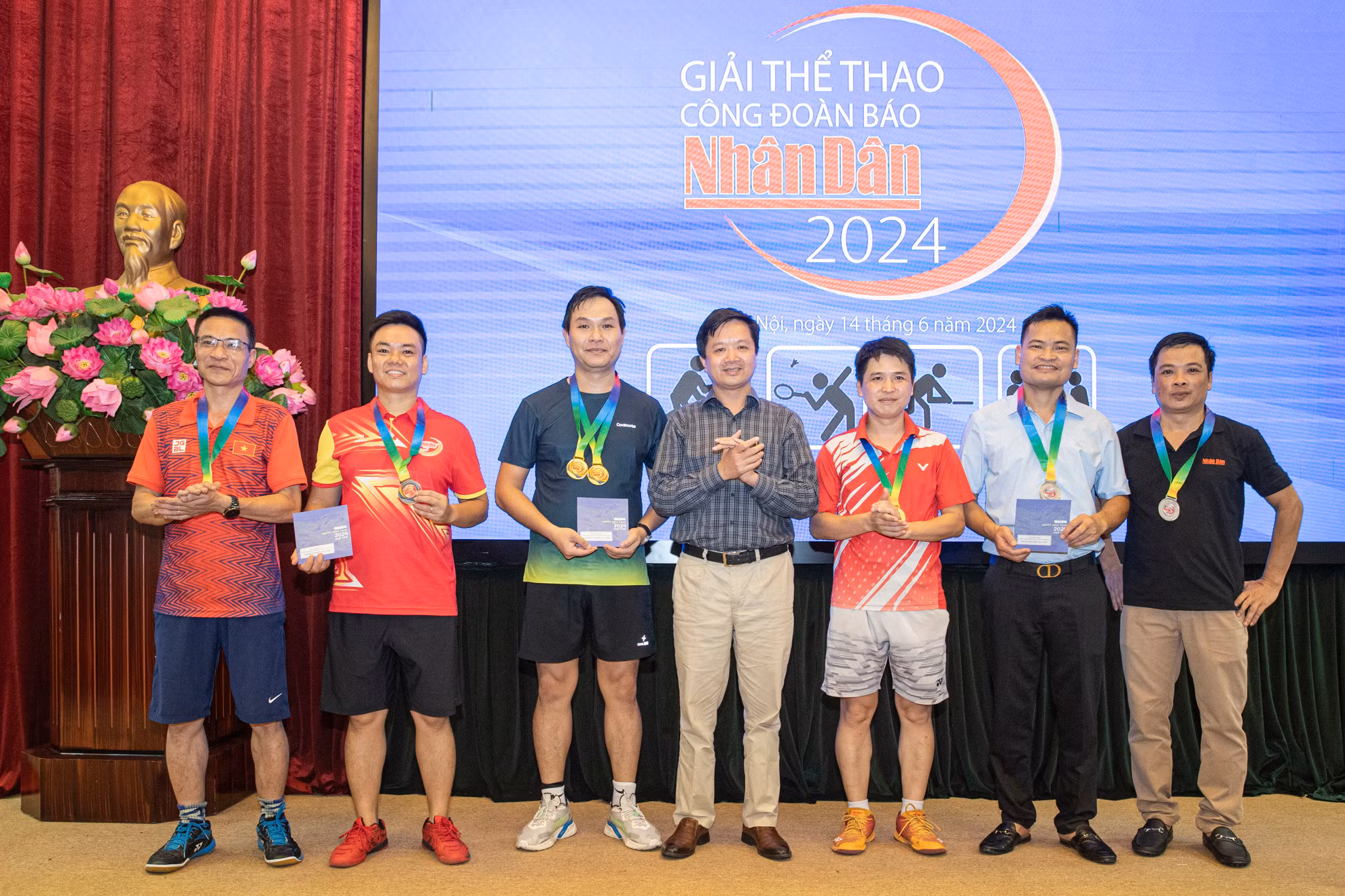 Phó Chủ tịch Công đoàn Báo Nhân Dân Tạ Quang Dũng trao giải tặng các đoàn viên đạt thành tích tại nội dung đôi nam môn cầu lông.