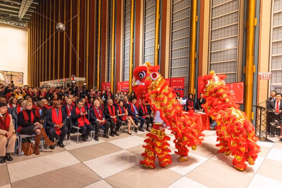 Biểu diễn múa lân trong lễ mừng Tết Nguyên đán tại trụ sở Liên hợp quốc ở New York, Mỹ. (Ảnh: Xinhua)