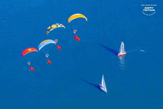 Mười giải khuyến khích bao gồm: Tác phẩm "Bay qua miền di sản" - tác giả Giang Sơn Đông. Mười giải khuyến khích bao gồm: Tác phẩm "Bay qua miền di sản" - tác giả Giang Sơn Đông.