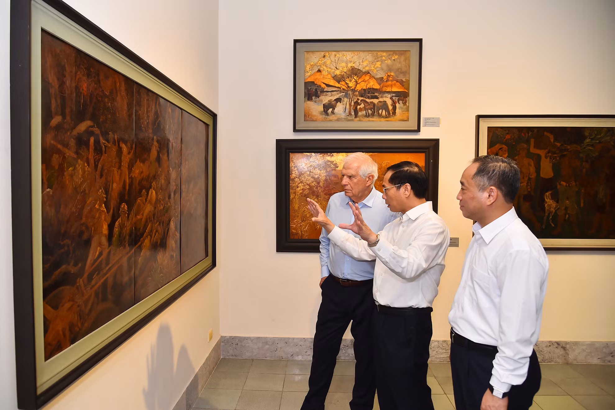 Bộ trưởng Ngoại giao Bùi Thanh Sơn giới thiệu với Phó Chủ tịch Ủy ban châu Âu Josep Borell Fontelles về bối cảnh lịch sử của bức tranh "Kéo pháo" được vẽ bởi họa sĩ Dương Hướng Minh.
