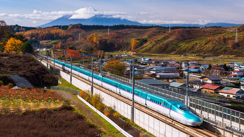 Tàu Hayabusa, 1 tuyến tàu cao tốc thuộc hệ thống Tohoku Shinkansen có tốc độ tối đa 320km/giờ, đang áp dụng cả 2 biện pháp “cứng” (hệ thống) và “mềm” (quản lý) để ứng phó với động đất. Khi phát hiện động đất, nguồn cấp điện cho các đoàn tàu đang chạy ở những đoạn tuyến bị ảnh hưởng sẽ bị cắt để giúp dừng tàu an toàn. (Nguồn: japan.go.jp) Tàu Hayabusa, 1 tuyến tàu cao tốc thuộc hệ thống Tohoku Shinkansen có tốc độ tối đa 320km/giờ, đang áp dụng cả 2 biện pháp “cứng” (hệ thống) và “mềm” (quản lý) để ứng phó với động đất. Khi phát hiện động đất, nguồn cấp điện cho các đoàn tàu đang chạy ở những đoạn tuyến bị ảnh hưởng sẽ bị cắt để giúp dừng tàu an toàn. (Nguồn: japan.go.jp)