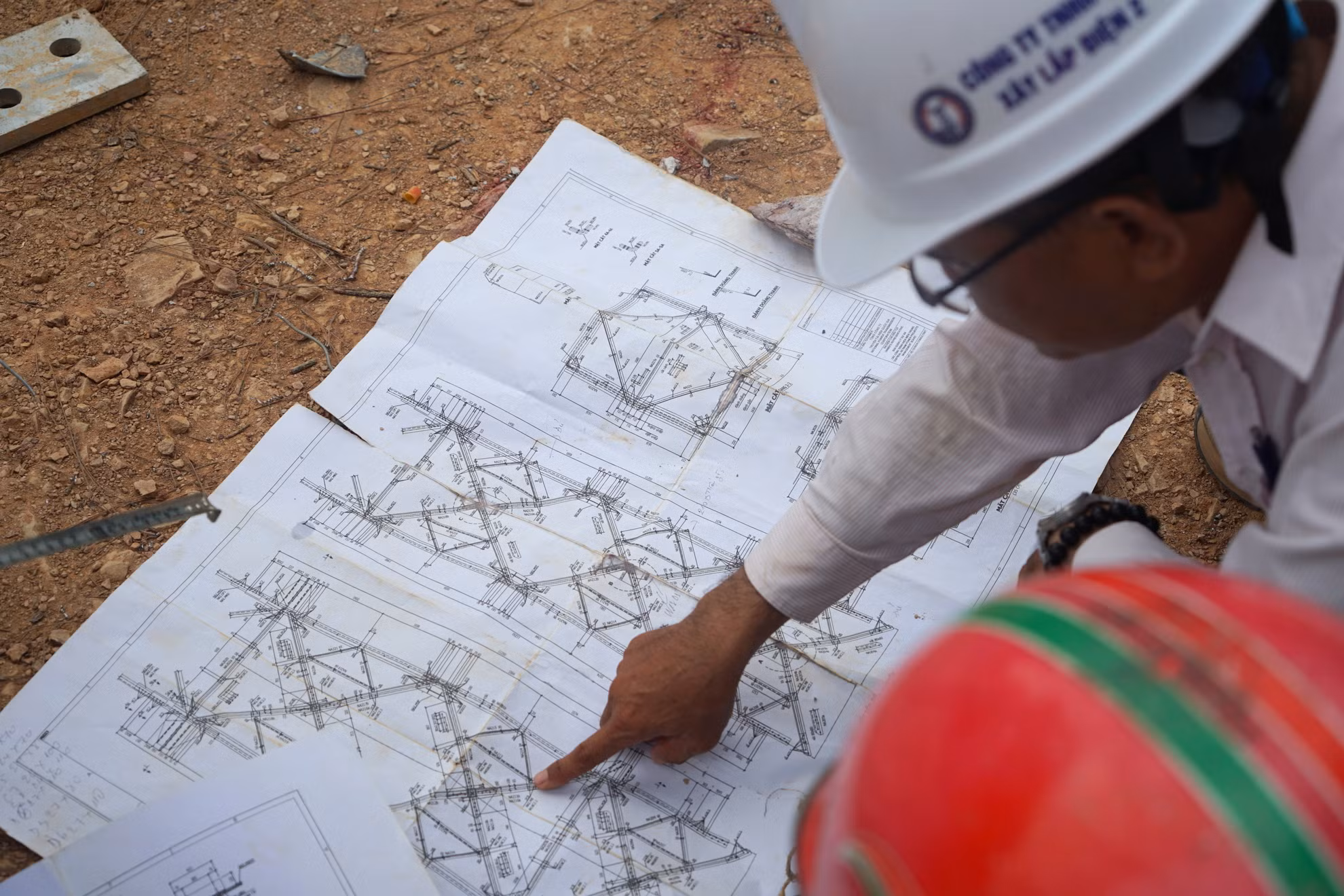 Các nhà thầu, đơn vị thi công đang tập trung nhân lực, máy móc thi công, gấp rút hoàn thiện các hạng mục để dự án đạt tiến độ đề ra.