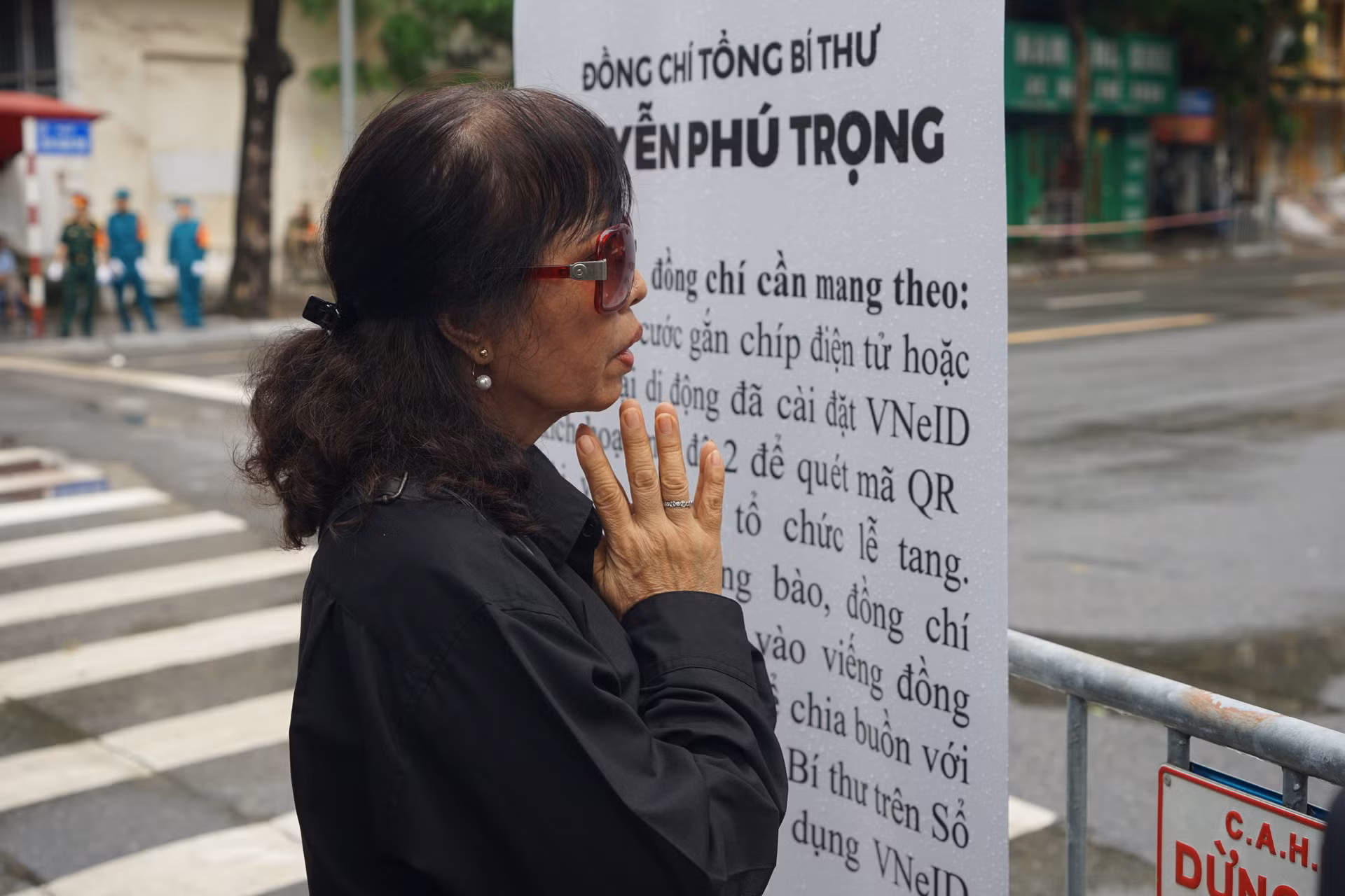 [Ảnh] Đông đảo người dân xếp hàng chờ vào viếng Tổng Bí thư Nguyễn Phú Trọng ảnh 5