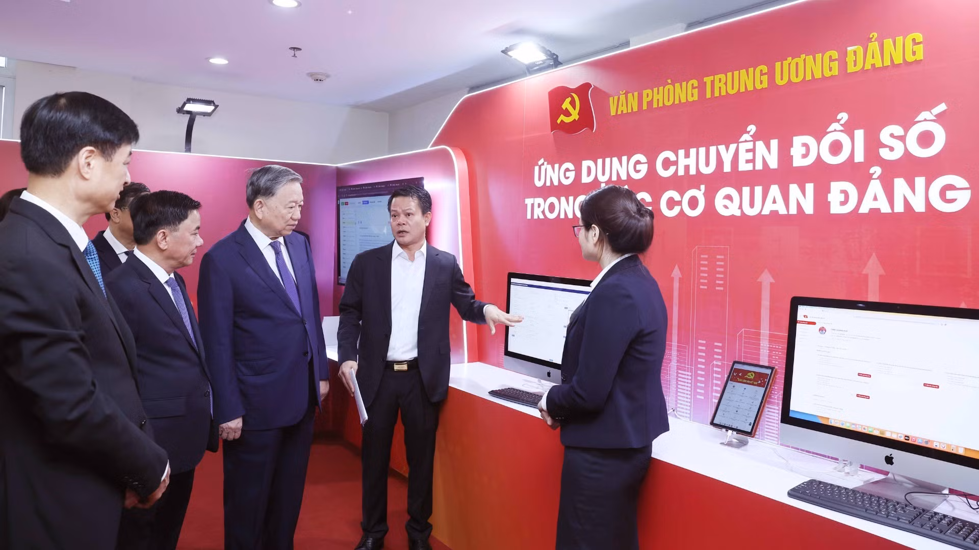 Tổng Bí thư Tô Lâm xem giới thiệu các ứng dụng chuyển đổi số trong các cơ quan đảng. (Ảnh: TTXVN)