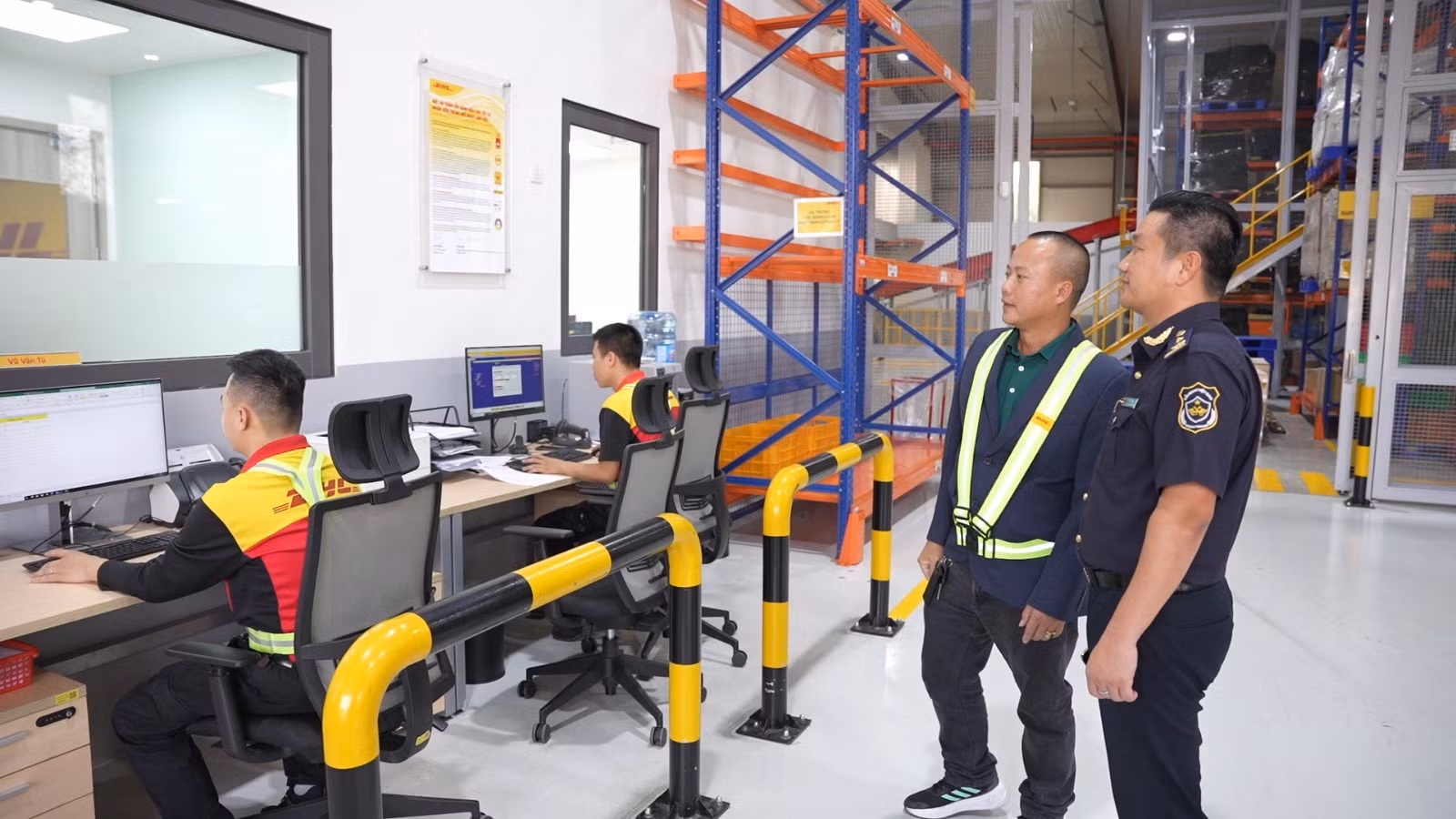 Nhằm hỗ trợ doanh nghiệp trong quá trình xuất nhập khẩu hàng hóa qua TMĐT, cơ quan hải quan đã triển khai nhiều hình thức hỗ trợ đa dạng. Nhằm hỗ trợ doanh nghiệp trong quá trình xuất nhập khẩu hàng hóa qua TMĐT, cơ quan hải quan đã triển khai nhiều hình thức hỗ trợ đa dạng.