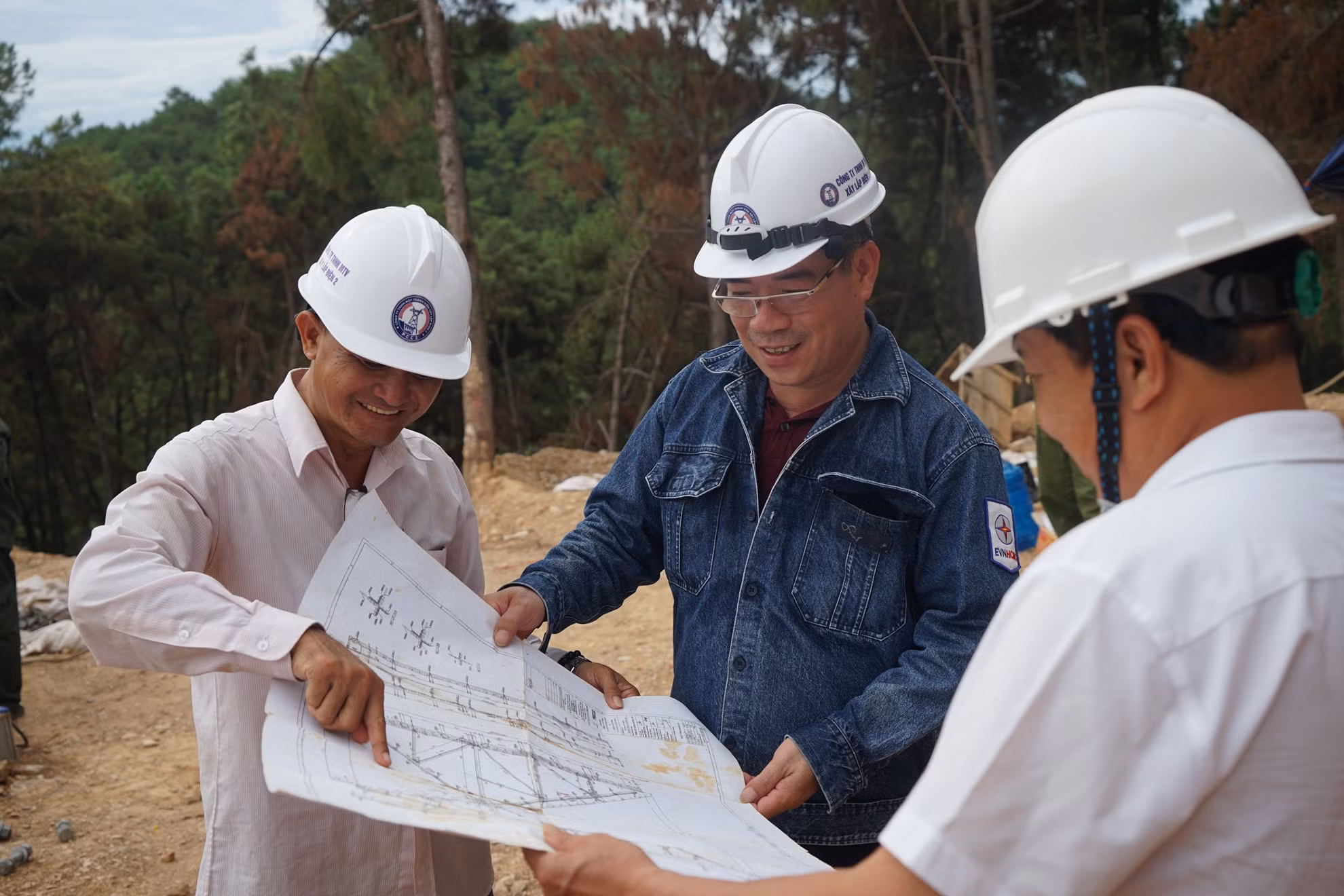 Anh Lê Văn Tám (giữa) cùng các cán bộ kỹ thuật "trực chiến" 24/7 tại công trường. (Ảnh: TRUNG HƯNG)