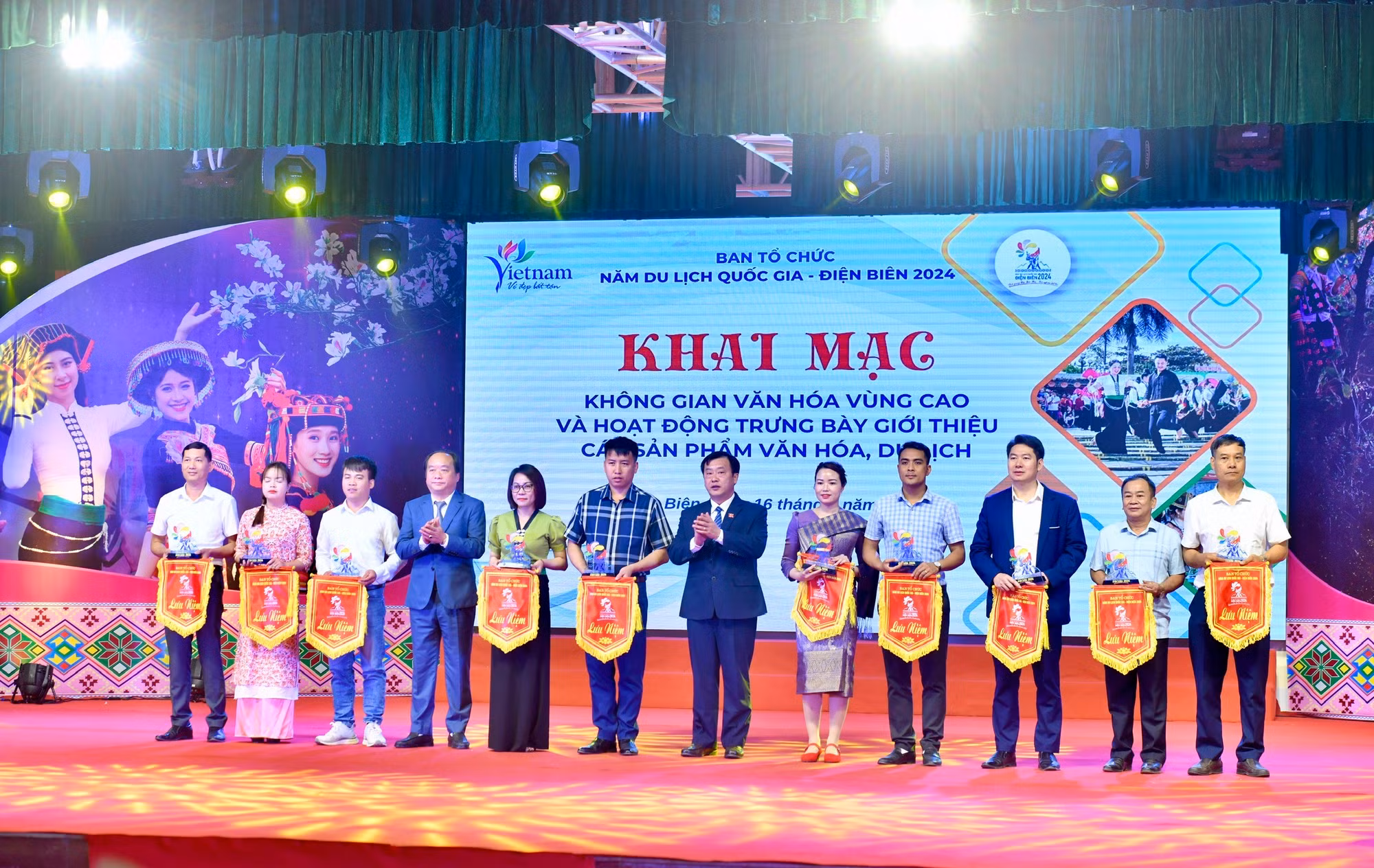 Ban tổ chức trao cờ lưu niệm tặng các đơn vị tham gia lễ hội.