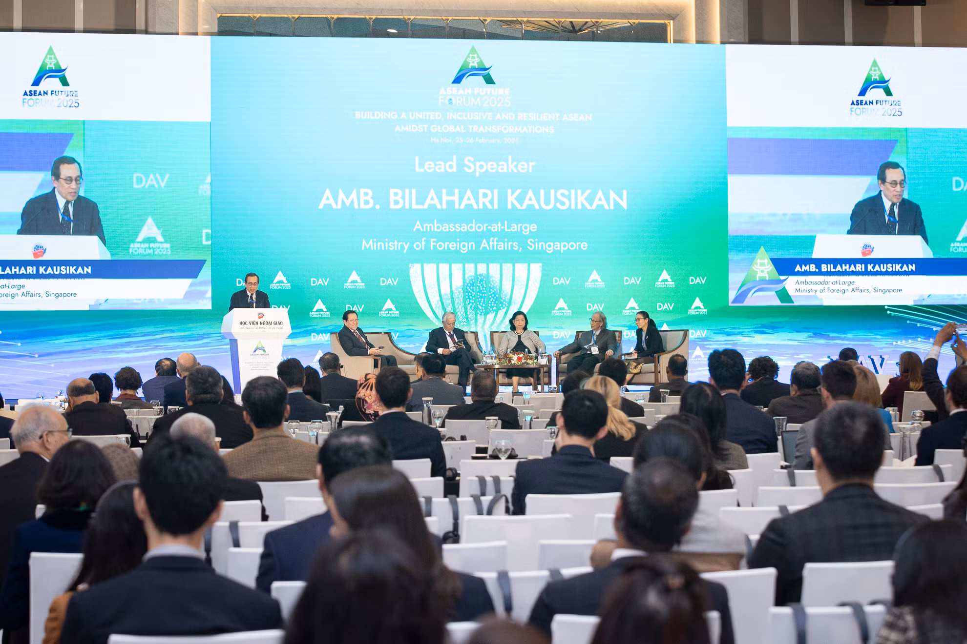 Đại sứ Bilahari Kausikan, Đại sứ lưu động, Bộ Ngoại giao Singapore phát biểu tại phiên thảo luận. Đại sứ Bilahari Kausikan, Đại sứ lưu động, Bộ Ngoại giao Singapore phát biểu tại phiên thảo luận.