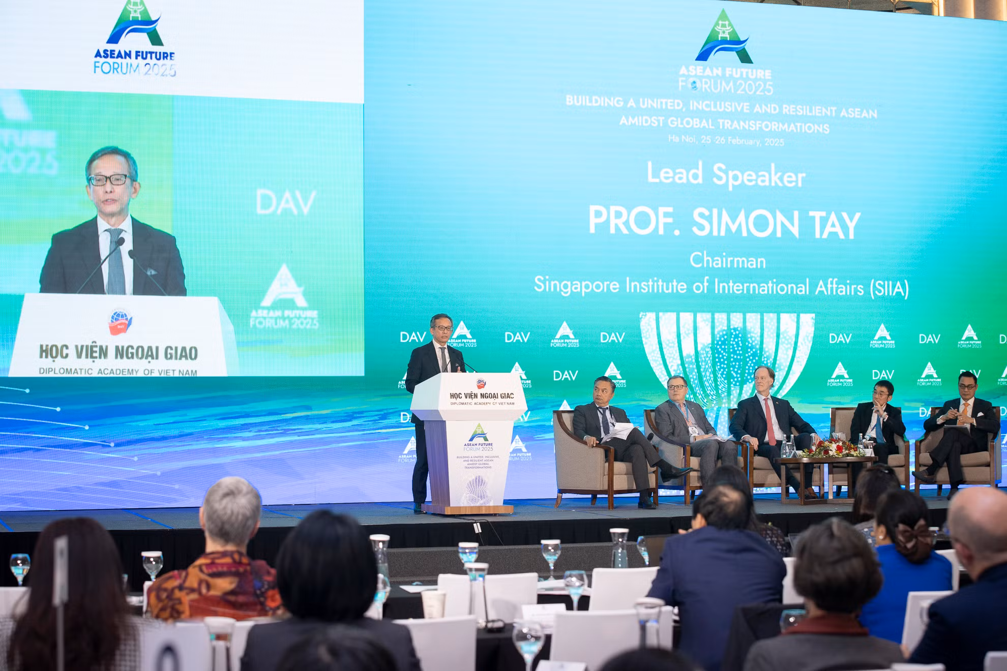 GS Simon Tay, Chủ tịch Viện Nghiên cứu quốc tế Singapore phát biểu. GS Simon Tay, Chủ tịch Viện Nghiên cứu quốc tế Singapore phát biểu.