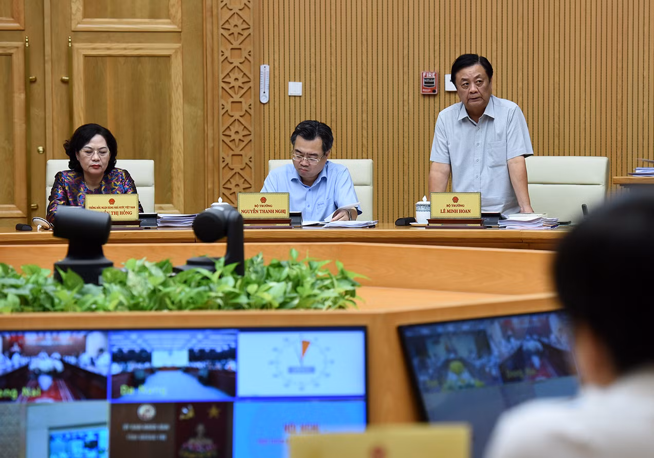 Bộ trưởng Nông nghiệp và Phát triển nông thôn Lê Minh Hoan phát biểu tại phiên họp. Bộ trưởng Nông nghiệp và Phát triển nông thôn Lê Minh Hoan phát biểu tại phiên họp.