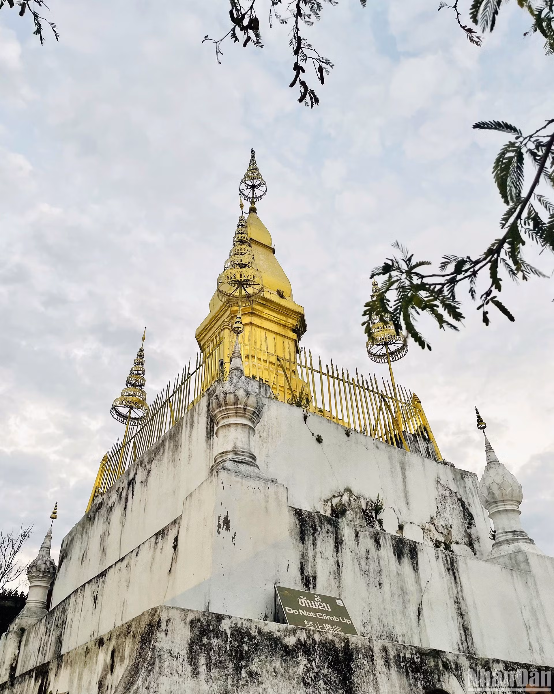 Nằm giữa trung tâm thành phố Luang Prabang là ngọn núi Phousi nổi tiếng, nơi có kiến trúc Đỉnh tháp Phousi độc đáo. (Ảnh: HẢI TIẾN)