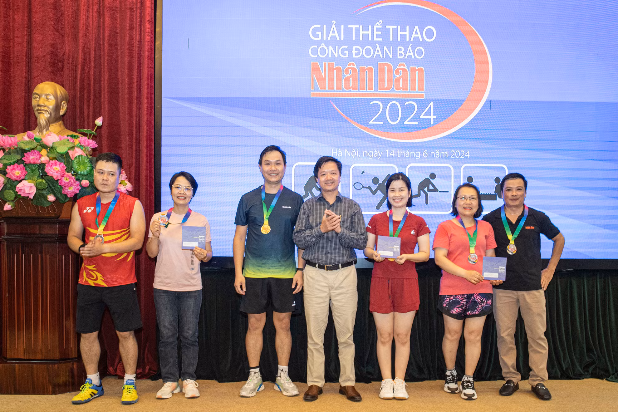 Phó Chủ tịch Công đoàn Báo Nhân Dân Tạ Quang Dũng trao giải tặng các đoàn viên đạt thành tích tại nội dung đôi nam nữ môn cầu lông.