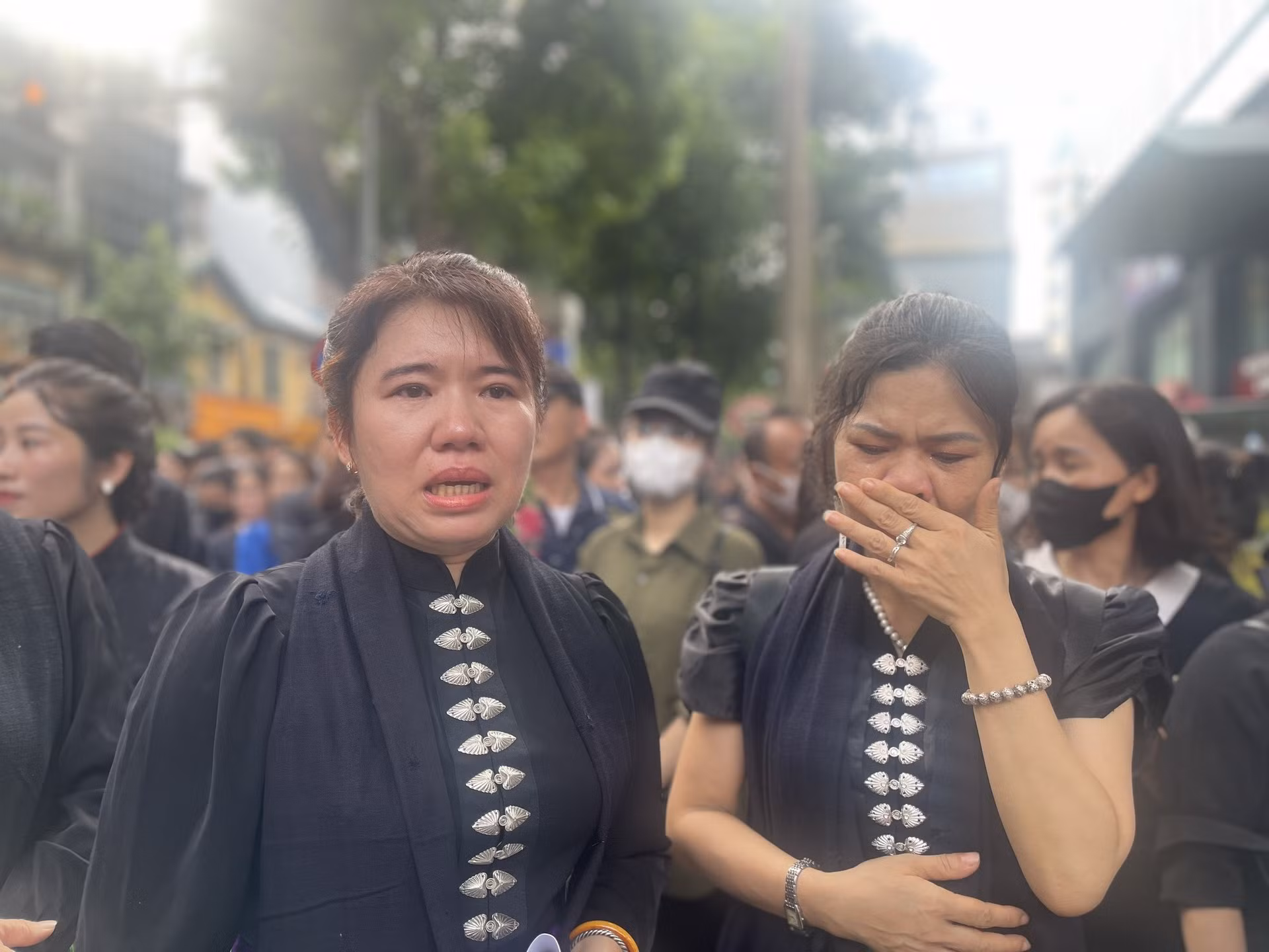 Chị Cầm Cẩm Thơ (trái) nghẹn ngào khi nhắc đến Tổng Bí thư. Chị Cầm Cẩm Thơ (trái) nghẹn ngào khi nhắc đến Tổng Bí thư.