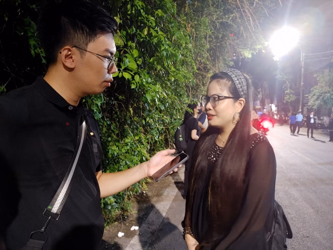Chị Trần Thị Mai Hồng chia sẻ với phóng viên Báo Nhân Dân sau khi vào viếng Tổng Bí thư. Chị Trần Thị Mai Hồng chia sẻ với phóng viên Báo Nhân Dân sau khi vào viếng Tổng Bí thư.