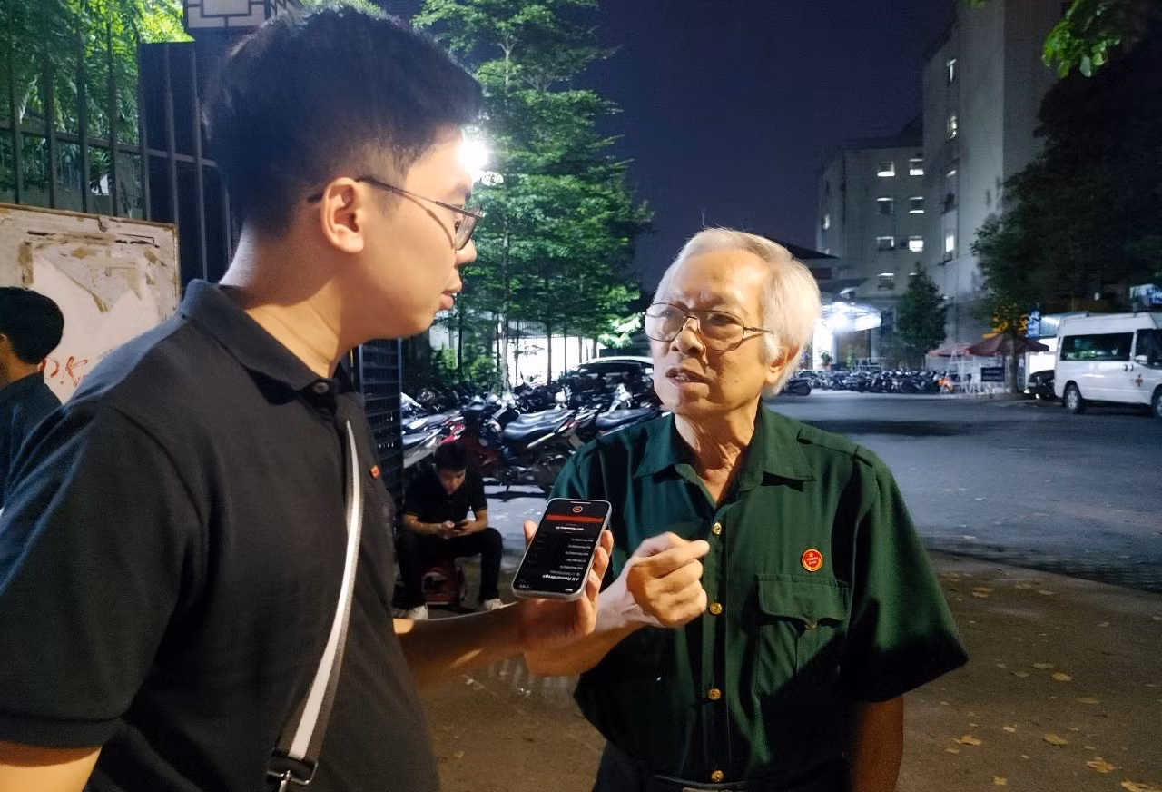 Họa sĩ-cựu chiến binh Phạm Ngọc Khôi chia sẻ với phóng viên Báo Nhân Dân về những kỷ niệm với Tổng Bí thư Nguyễn Phú Trọng - người bạn học thời phổ thông của ông. Họa sĩ-cựu chiến binh Phạm Ngọc Khôi chia sẻ với phóng viên Báo Nhân Dân về những kỷ niệm với Tổng Bí thư Nguyễn Phú Trọng - người bạn học thời phổ thông của ông.