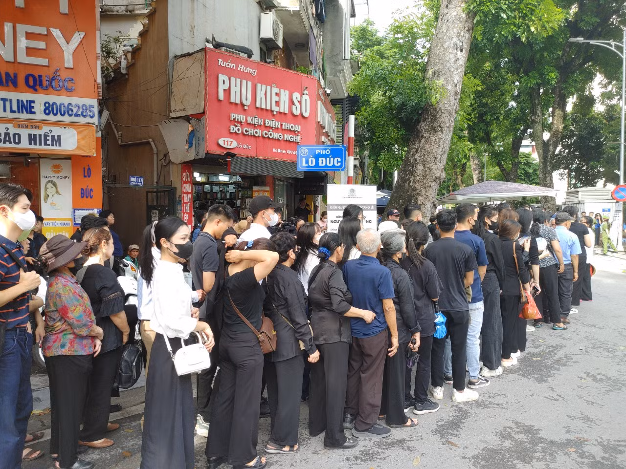 [Ảnh] Đông đảo người dân xếp hàng chờ vào viếng Tổng Bí thư Nguyễn Phú Trọng ảnh 8