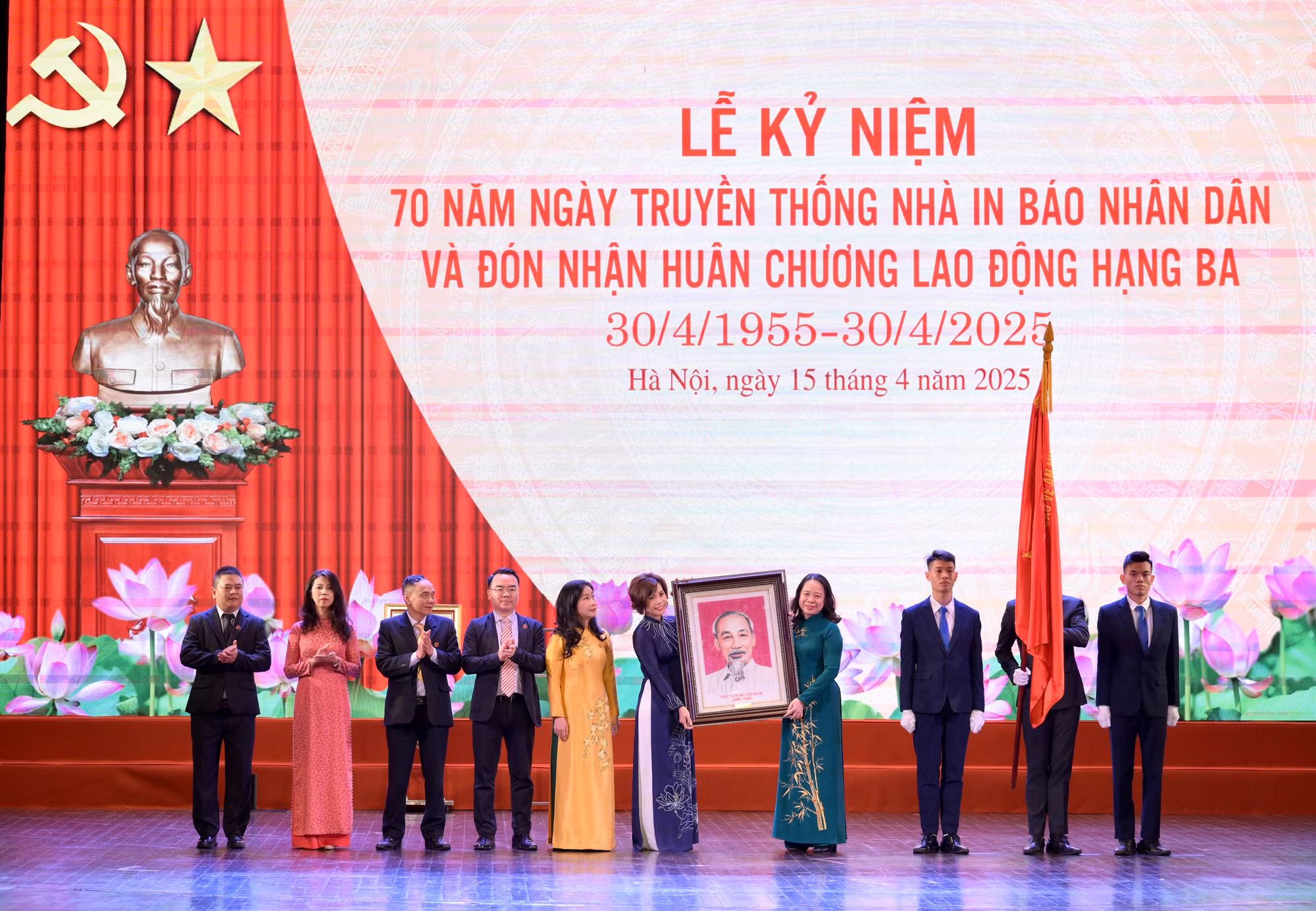 Phó Chủ tịch nước Võ Thị Ánh Xuân tặng quà - bức chân dung Chủ tịch Hồ Chí Minh - chúc mừng tập thể Công ty In Báo Nhân Dân Hà Nội. Phó Chủ tịch nước Võ Thị Ánh Xuân tặng quà - bức chân dung Chủ tịch Hồ Chí Minh - chúc mừng tập thể Công ty In Báo Nhân Dân Hà Nội.