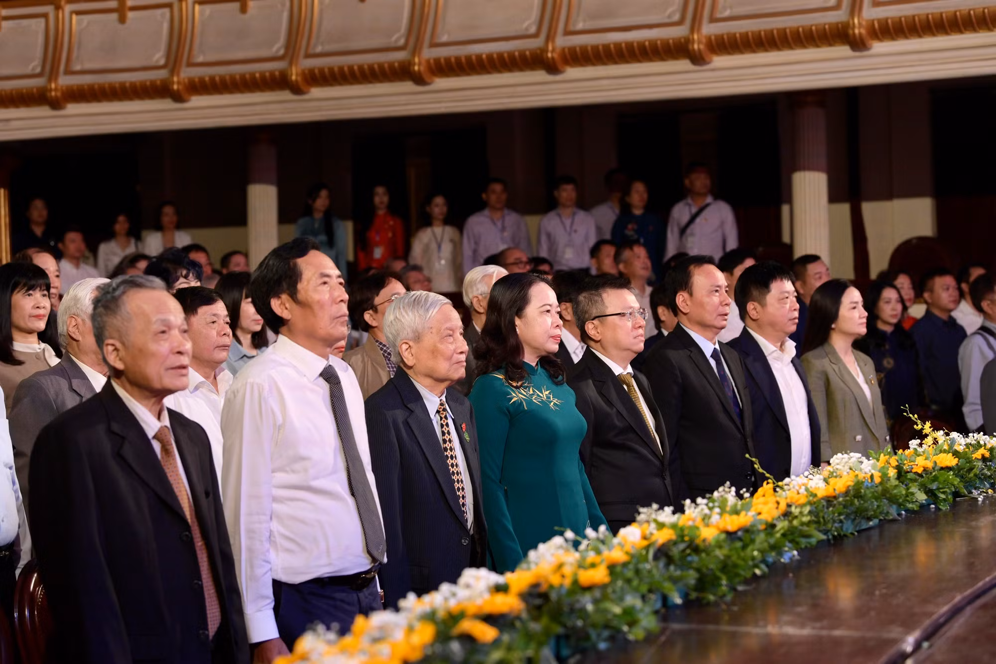 Các đại biểu làm lễ chào cờ. Các đại biểu làm lễ chào cờ.